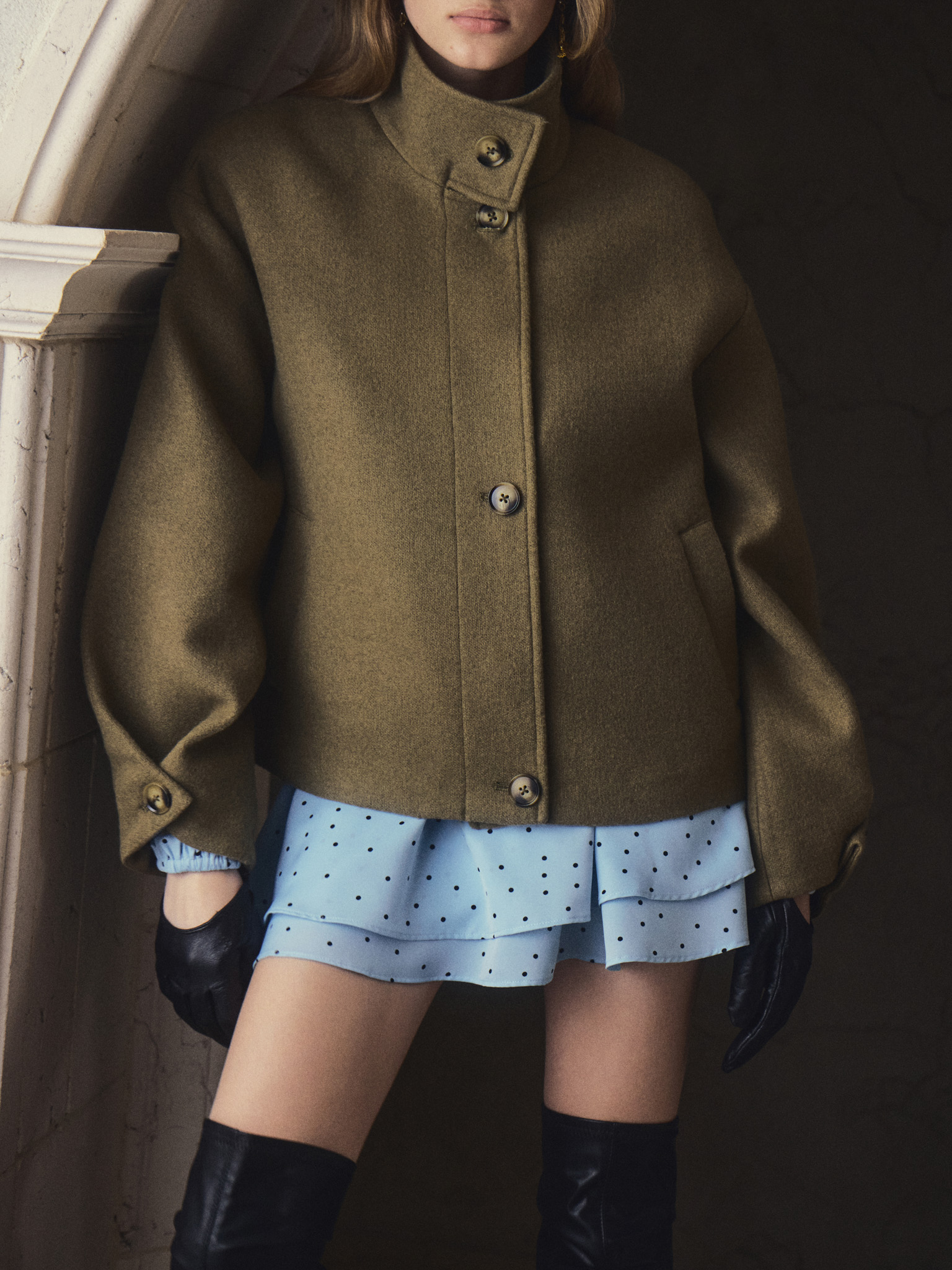 Short single-breasted coat with contrasting buttons