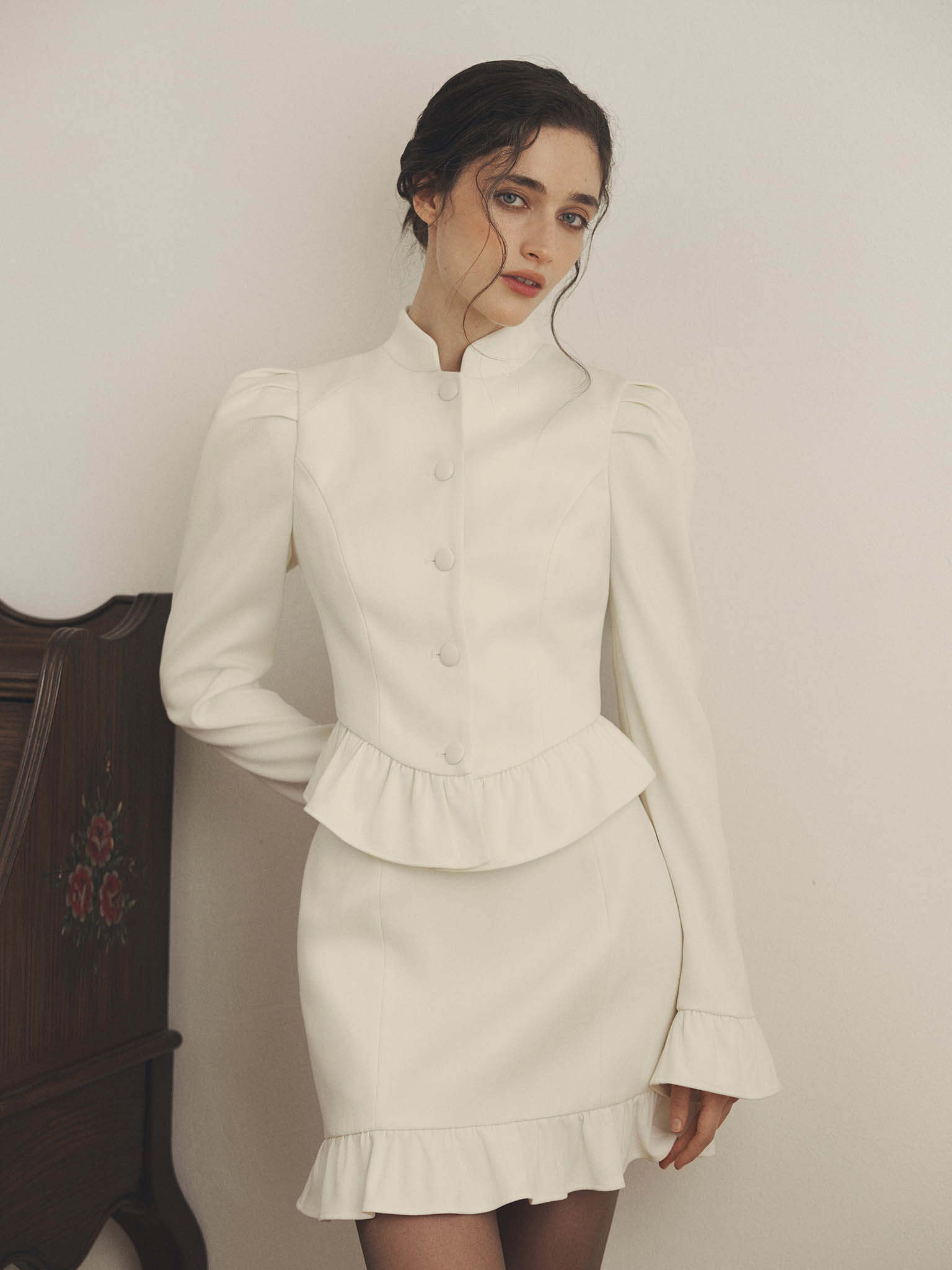 Straight mini skirt with ruffles on the bottom hem