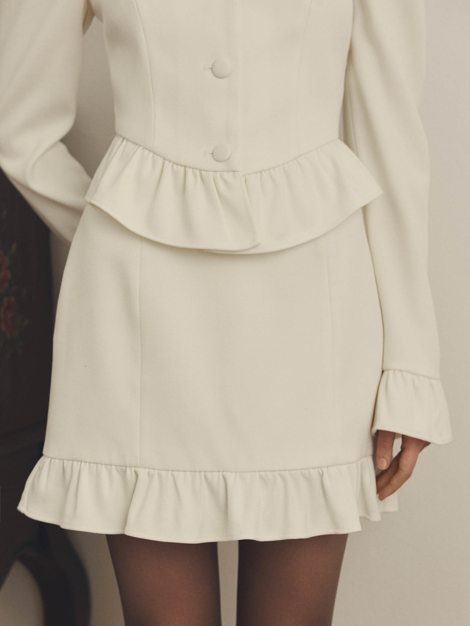 Straight mini skirt with ruffles on the bottom hem