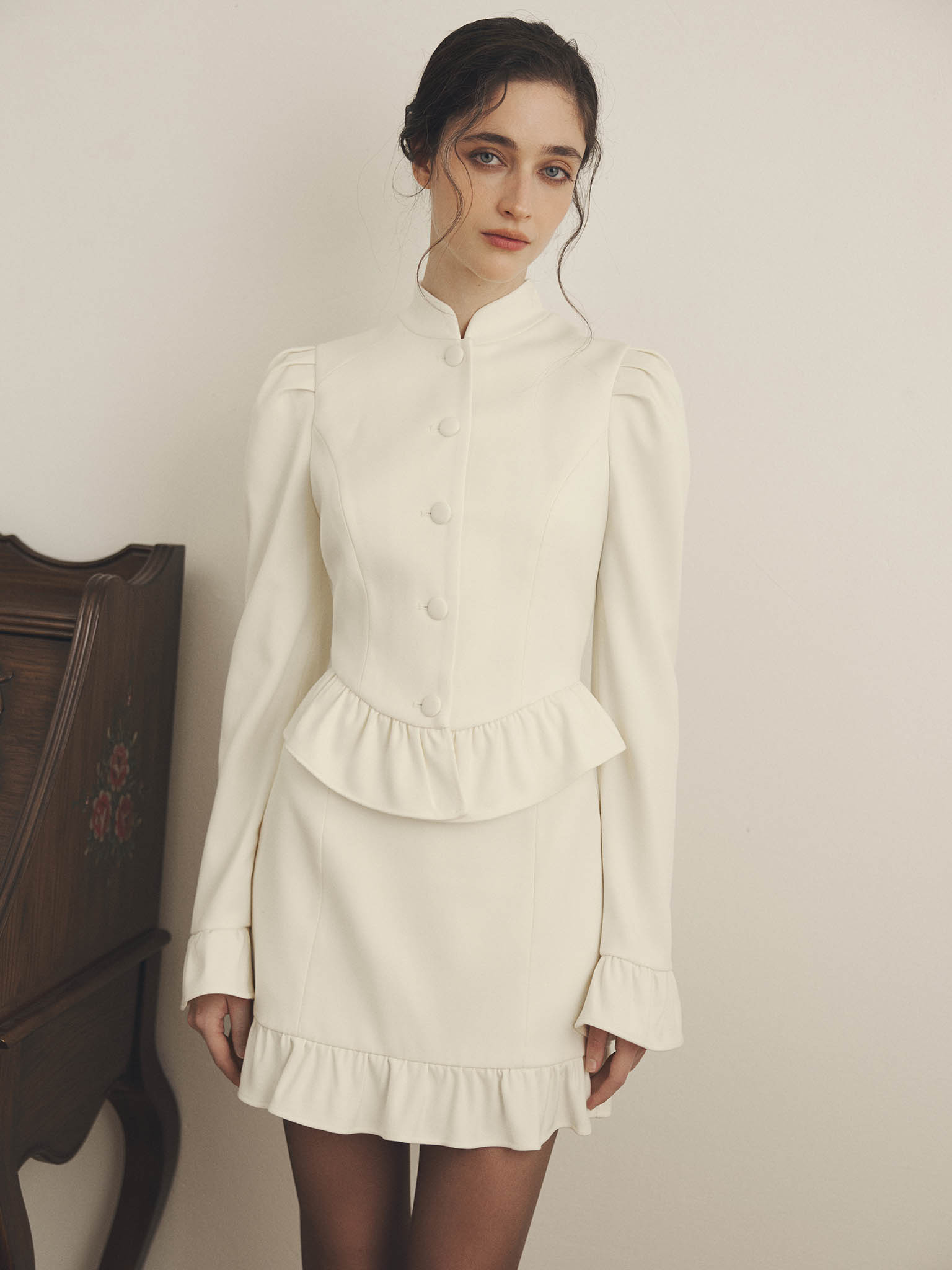 Straight mini skirt with ruffles on the bottom hem