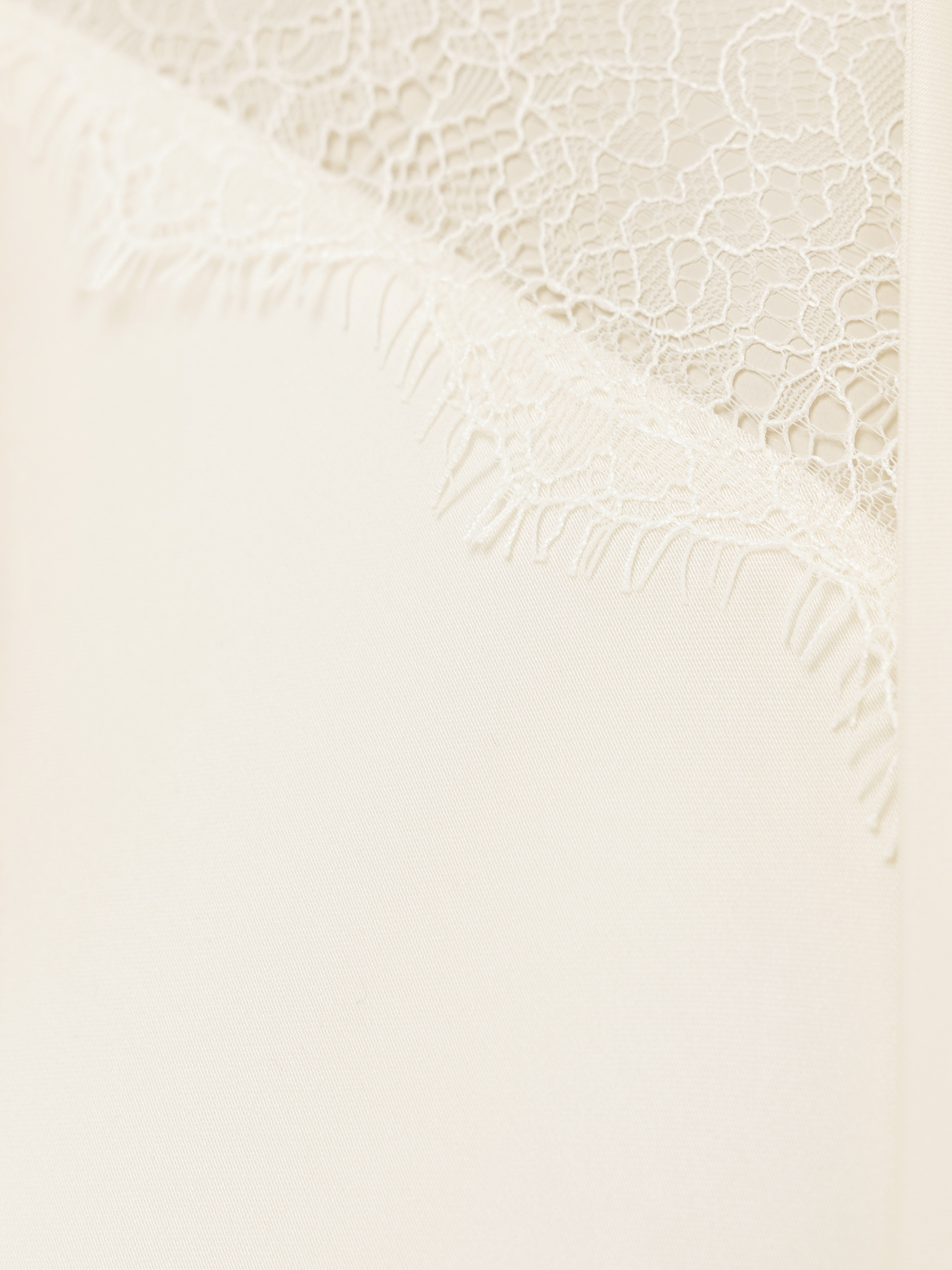 Lekka sukienka maxi z satyny z koronkową wstawką w talii