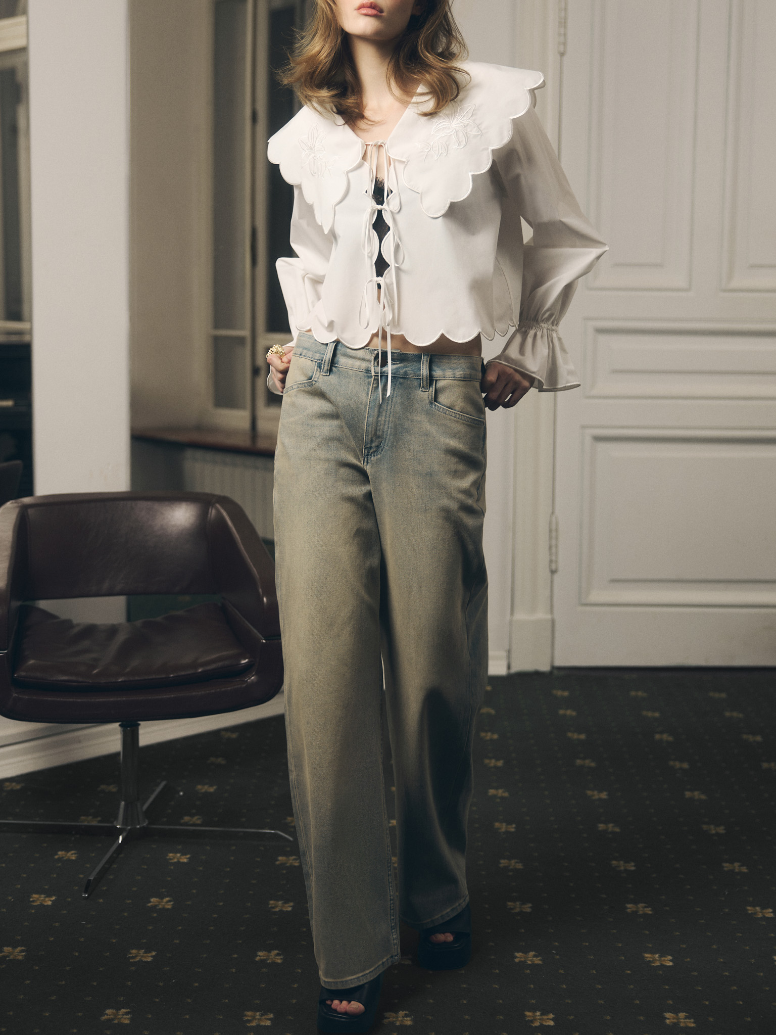 Cropped blouse with turn-down collar and ties
