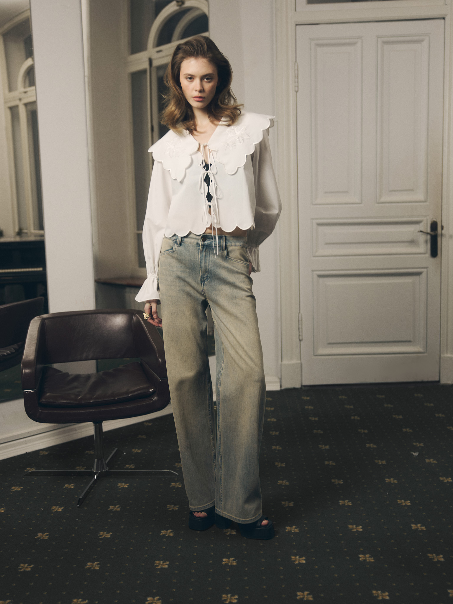 Cropped blouse with turn-down collar and ties