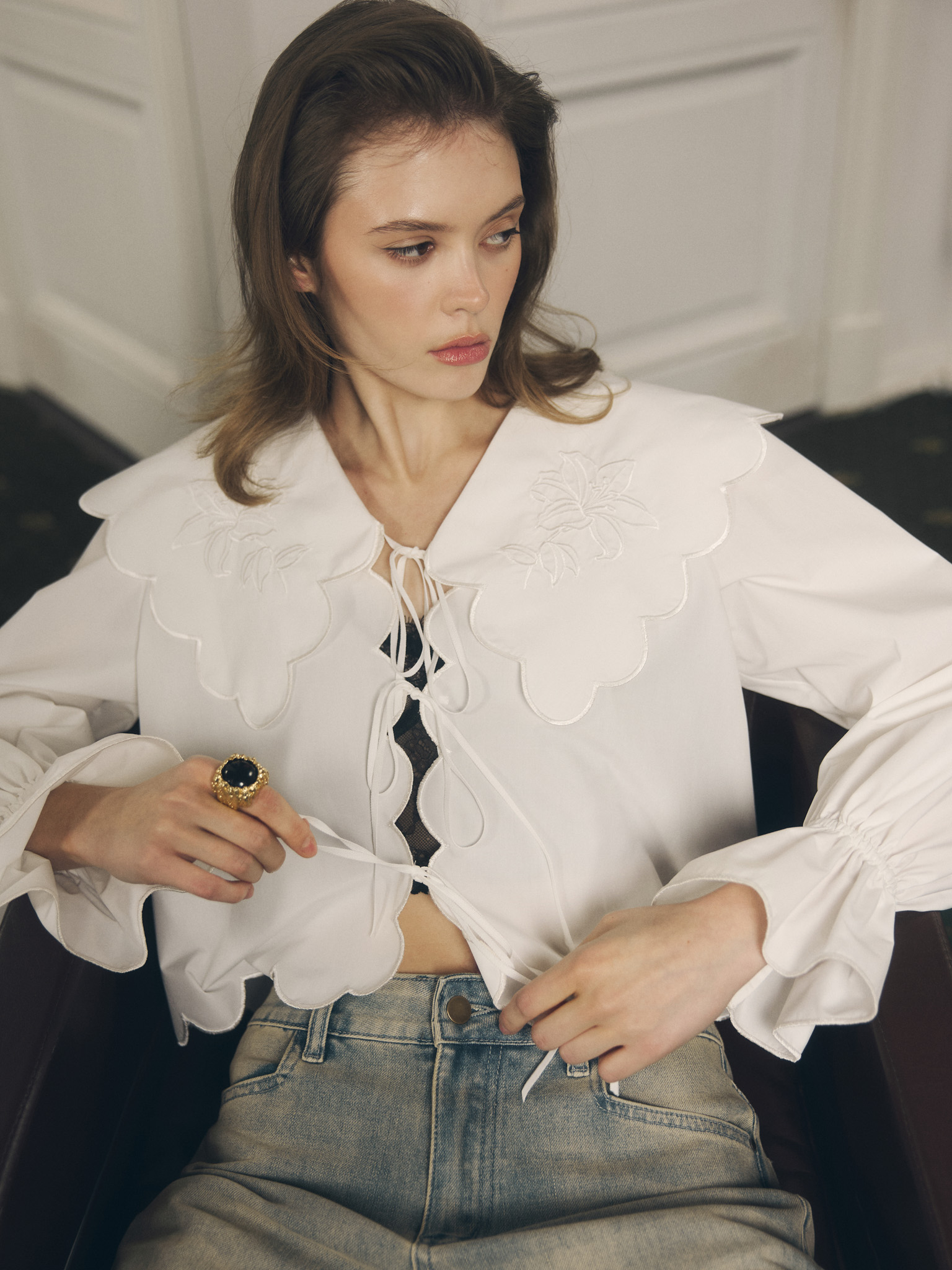 Cropped blouse with turn-down collar and ties