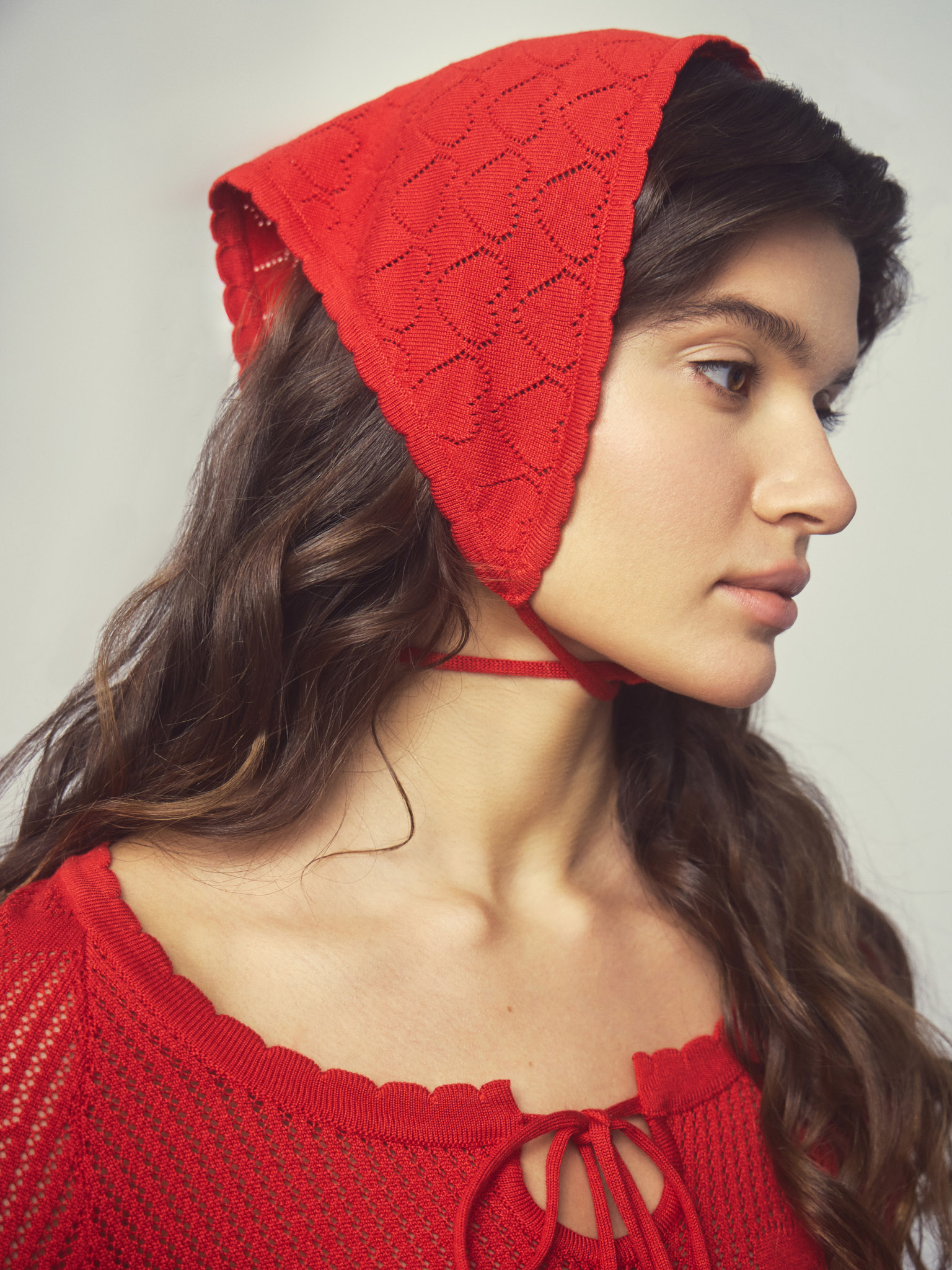 Вязаная косынка с орнаментом