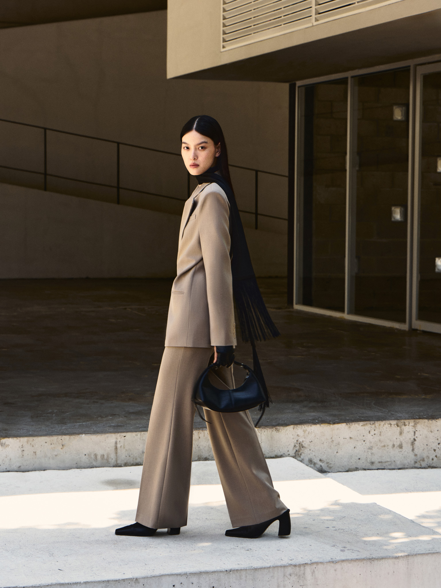 Loose single-breasted jacket with asymmetrical fastening