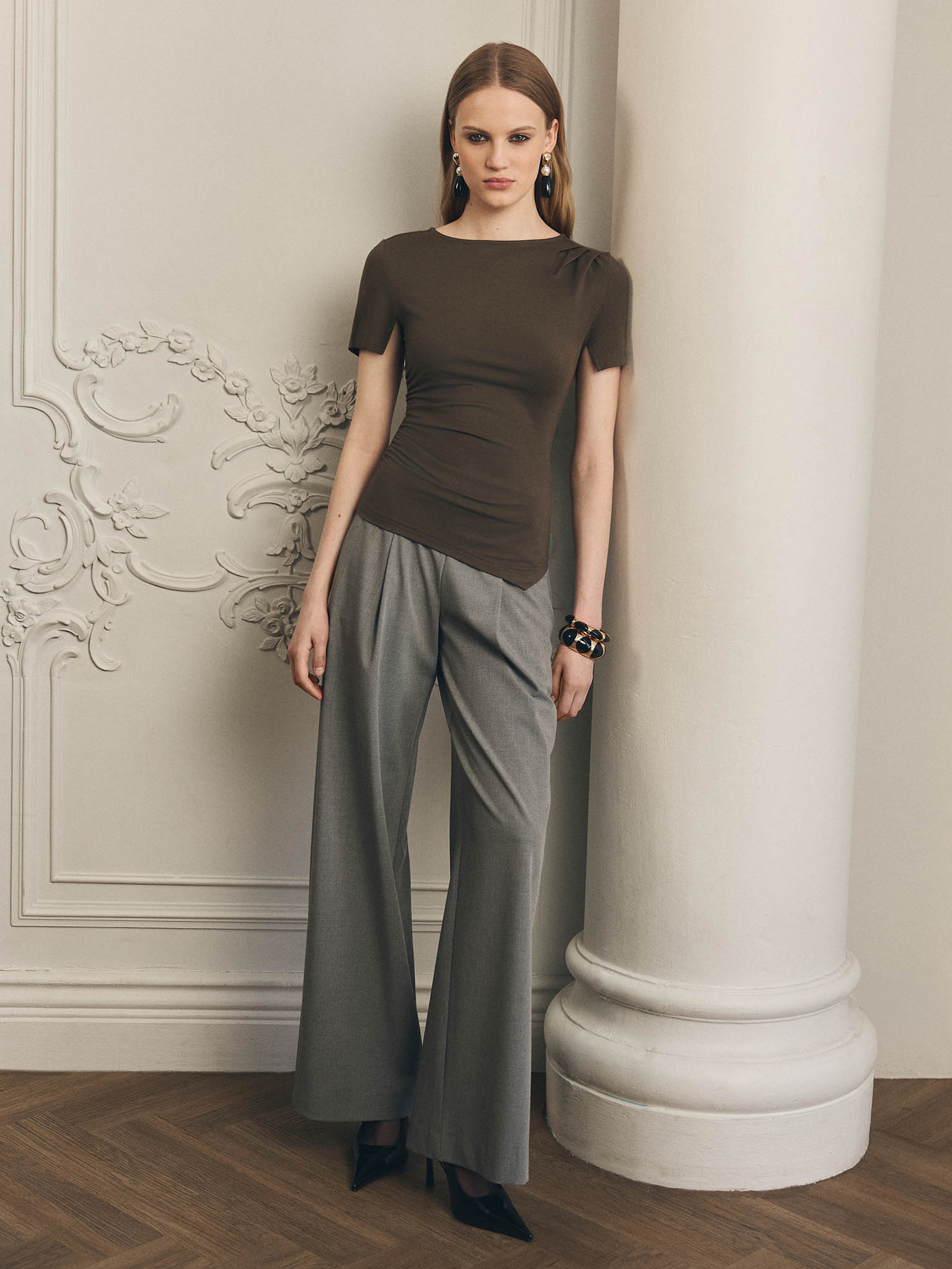 Loose-fitting trousers with buttons on the waistband