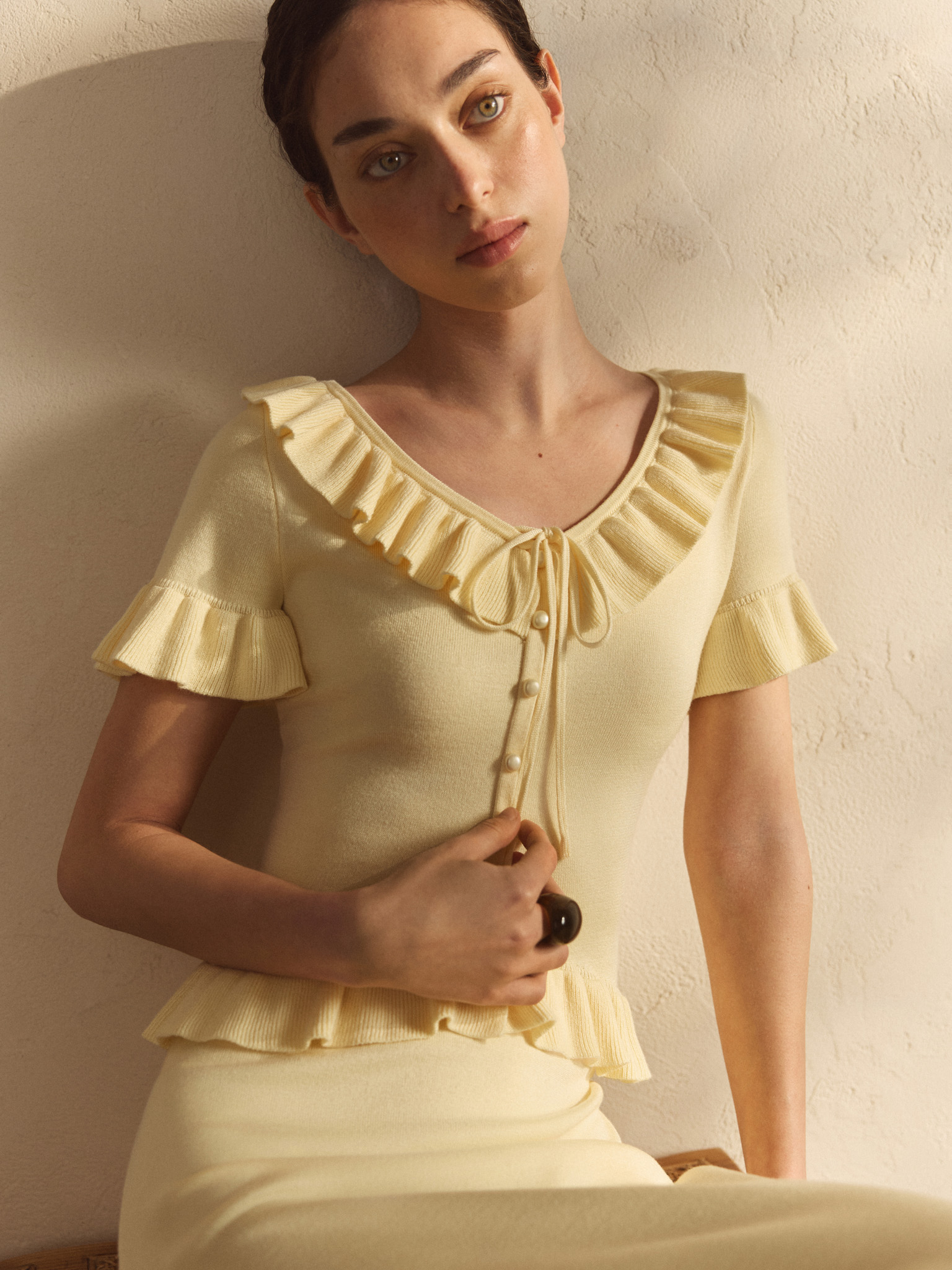 Smooth-knit cardigan with short sleeves and ruffles