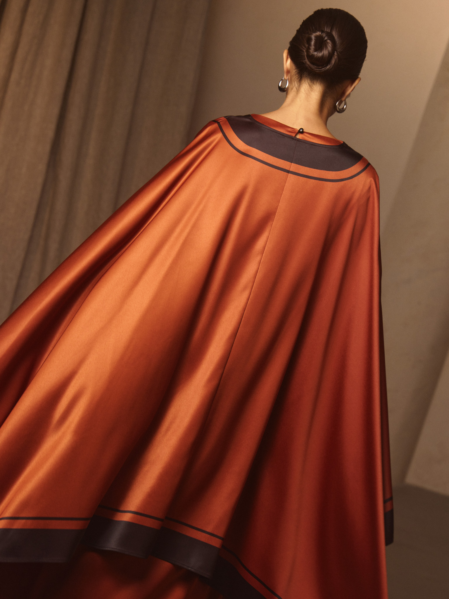 Maxi dress with a cape and contrasting details