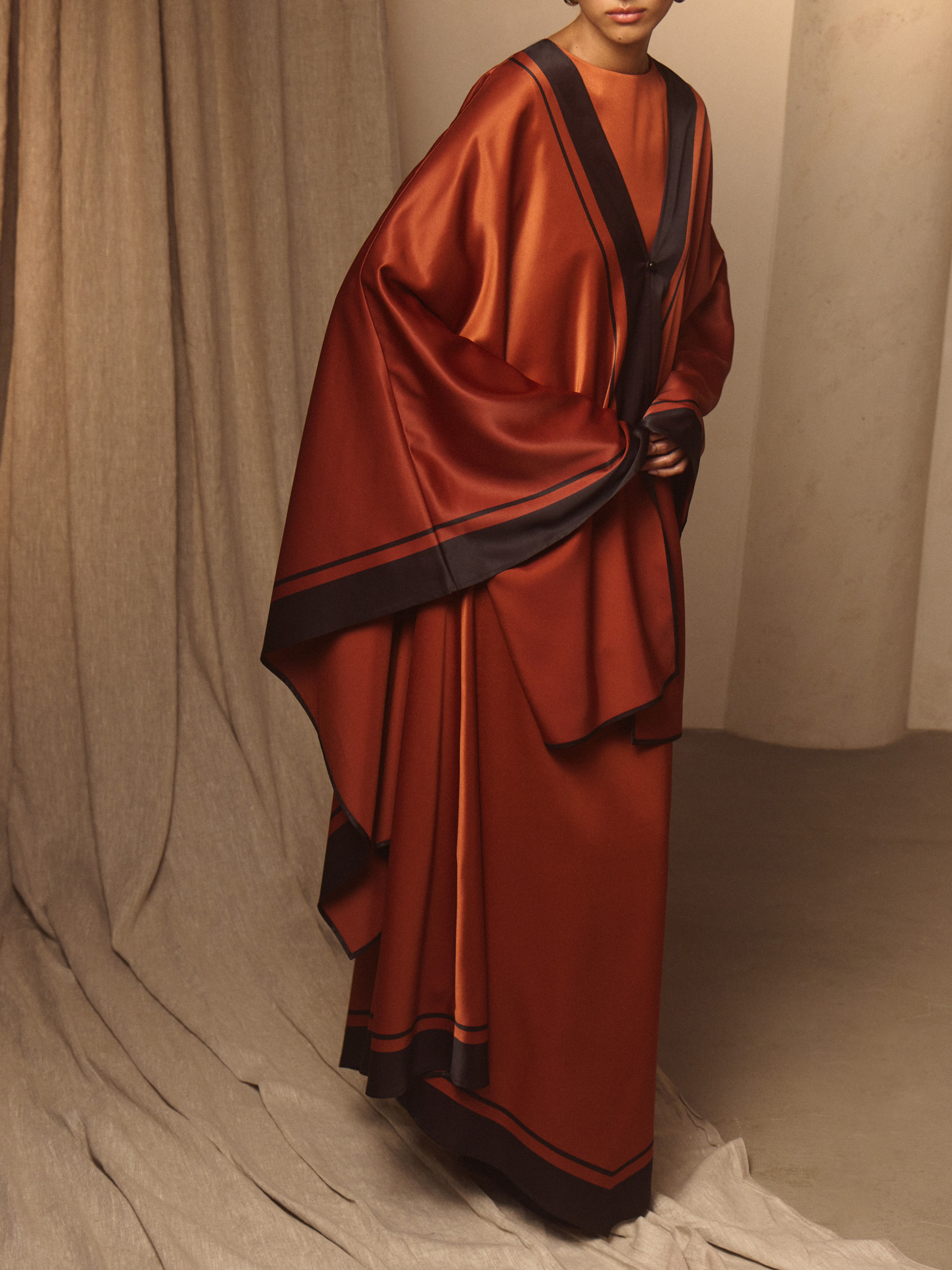 Maxi dress with a cape and contrasting details