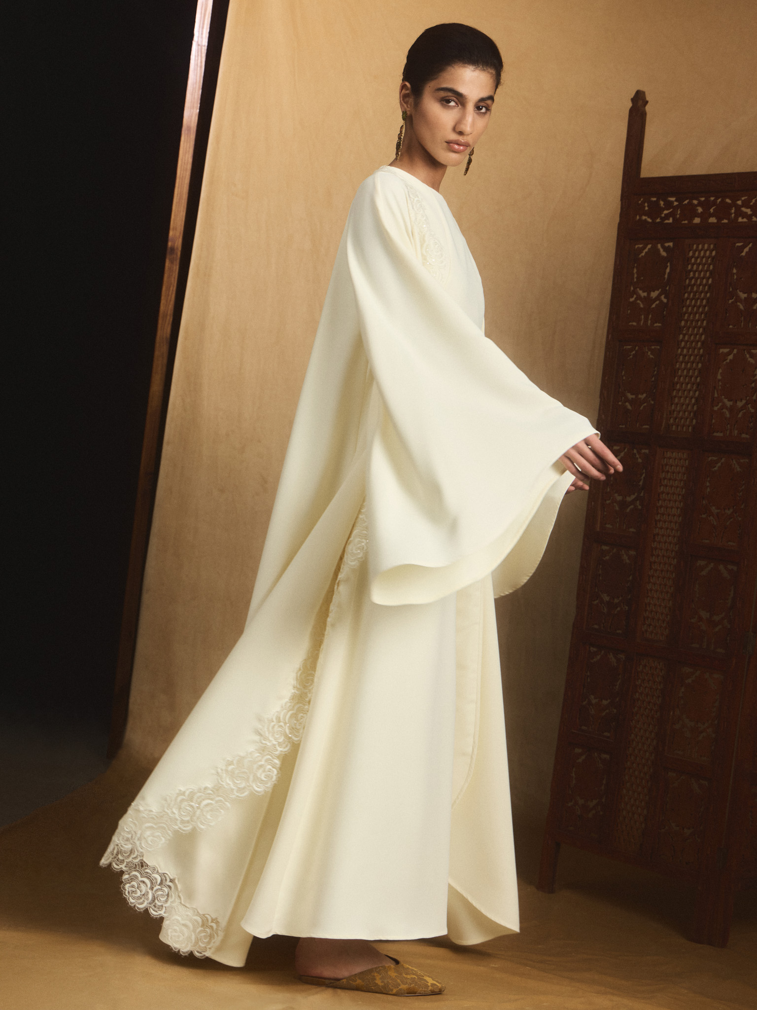 Maxi dress with voluminous cape and lace decoration