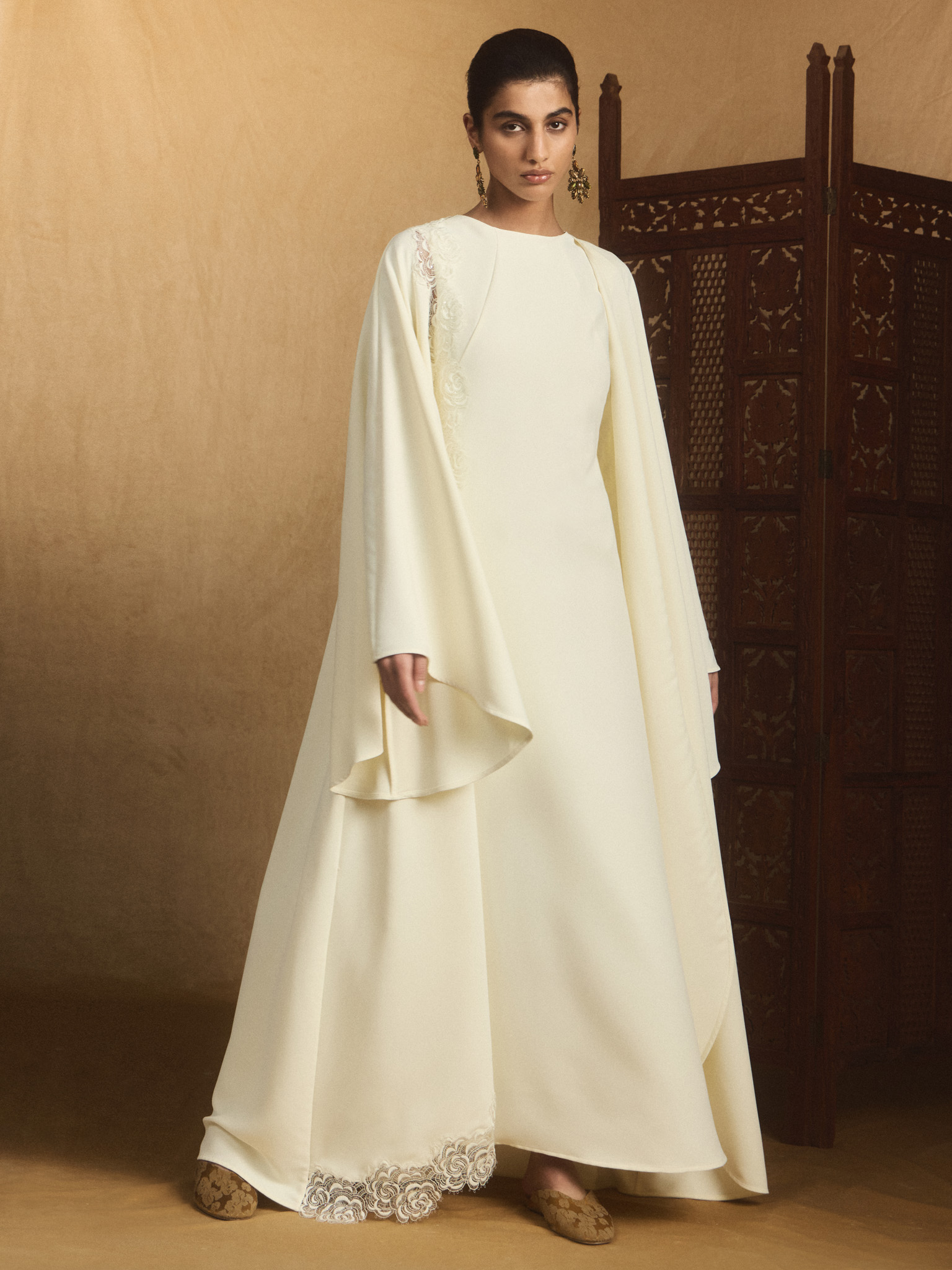 Maxi dress with voluminous cape and lace decoration