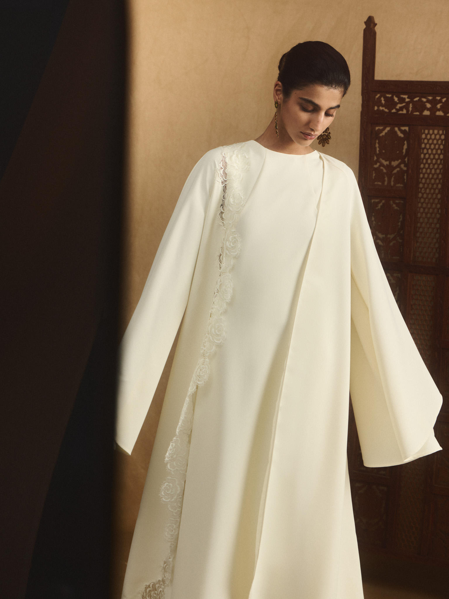 Maxi dress with voluminous cape and lace decoration