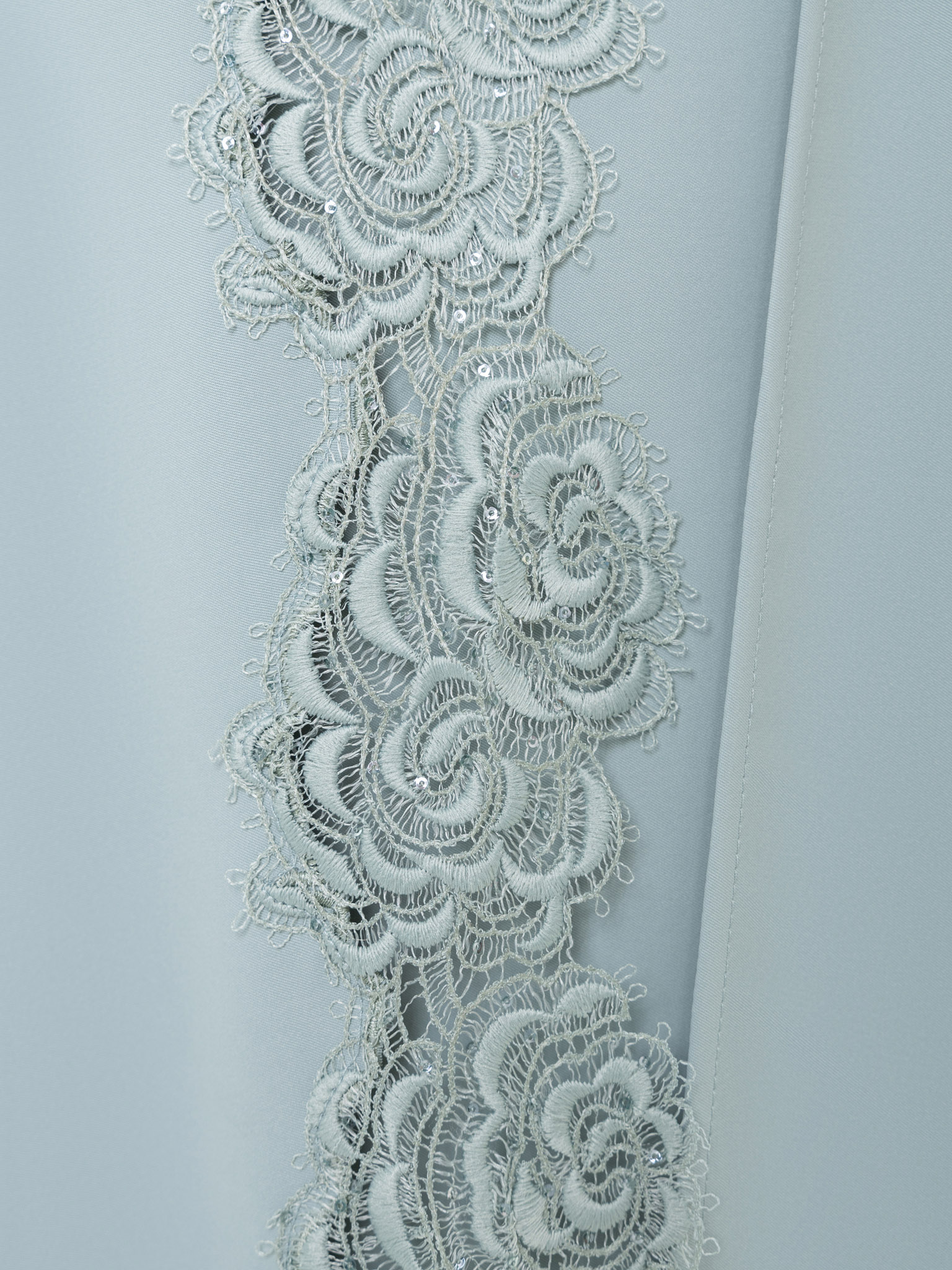Maxi dress with voluminous cape and lace decoration