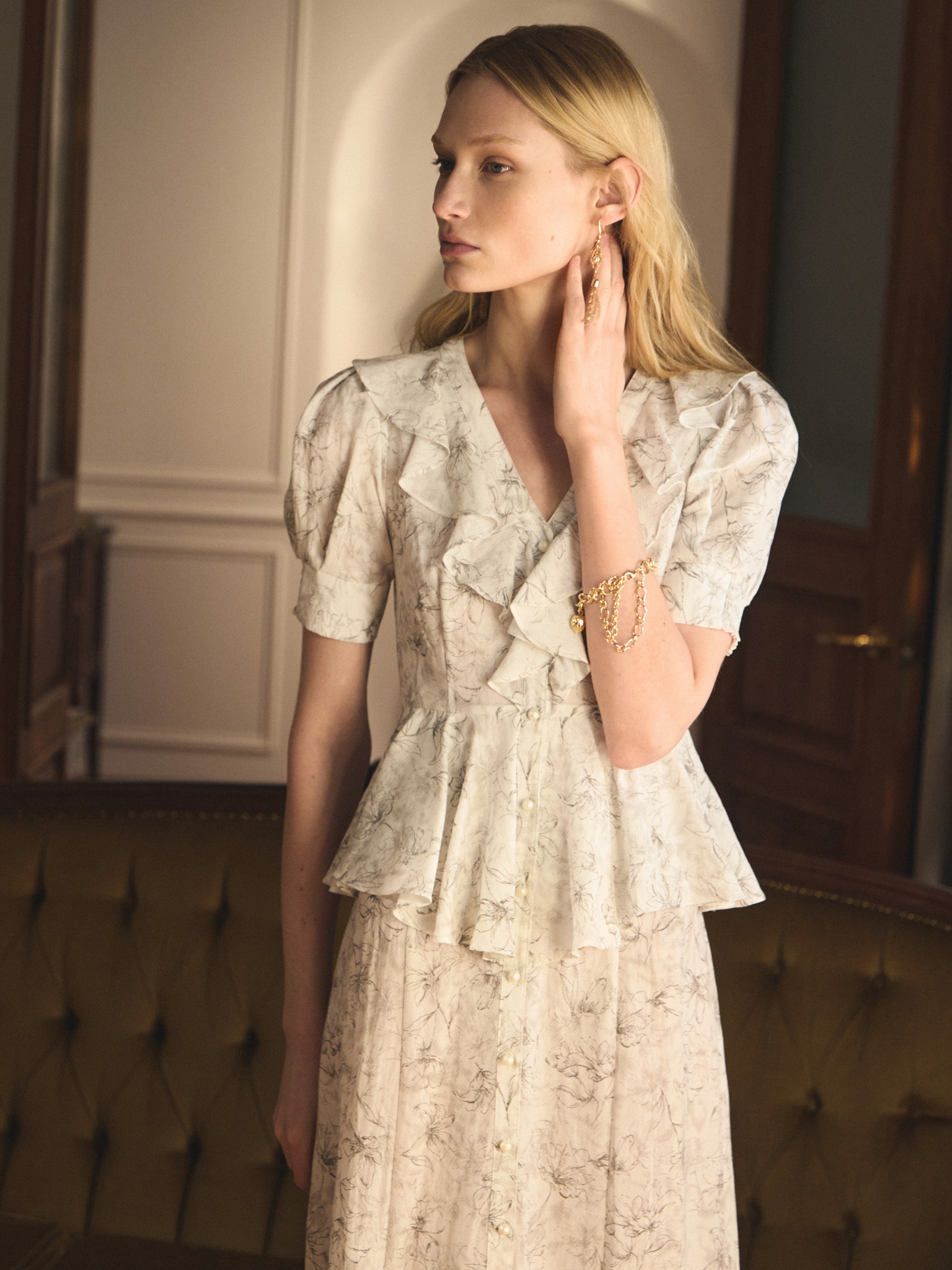 Midi dress with puff sleeves and pearlescent buttons