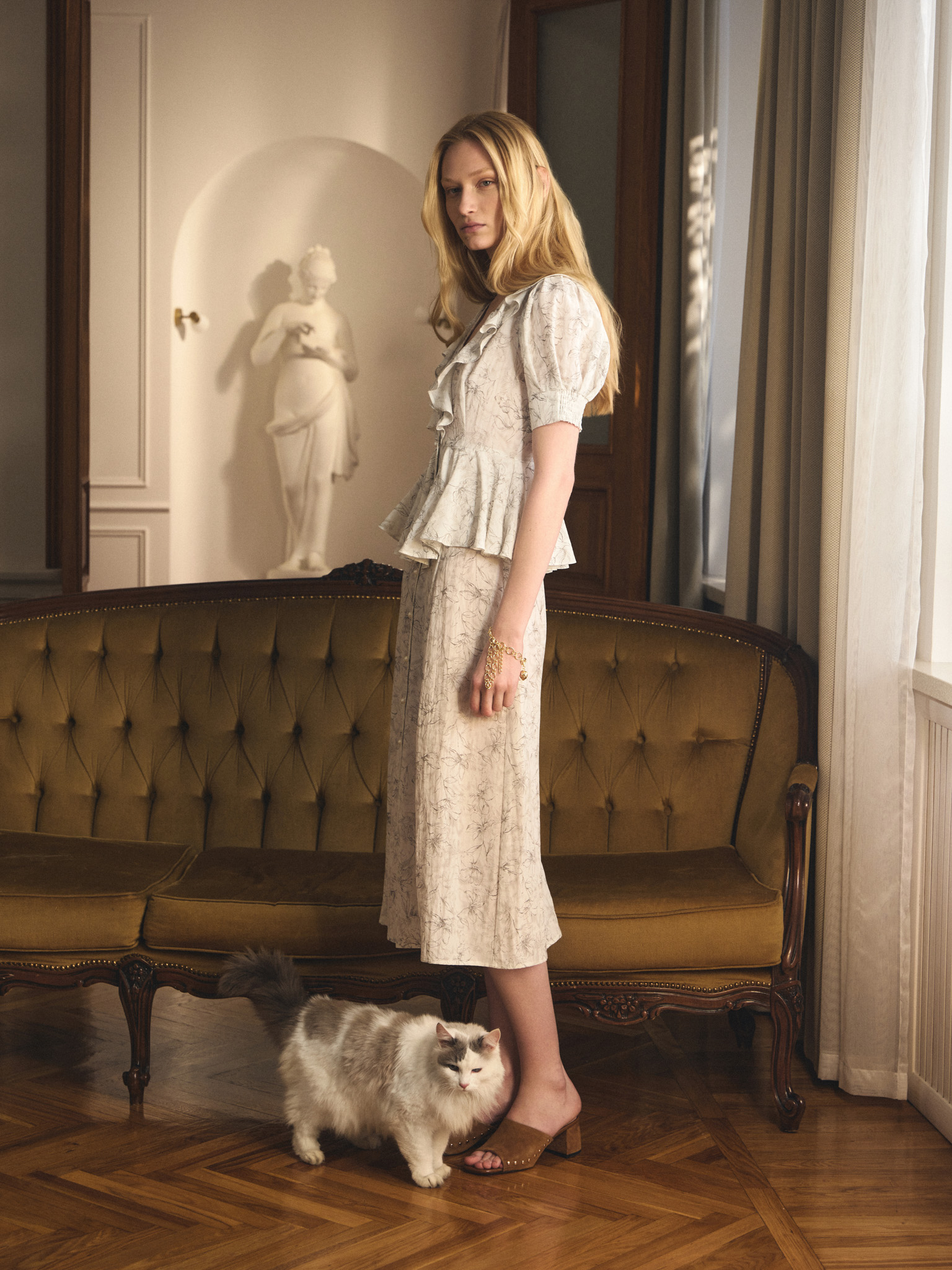 Midi dress with puff sleeves and pearlescent buttons