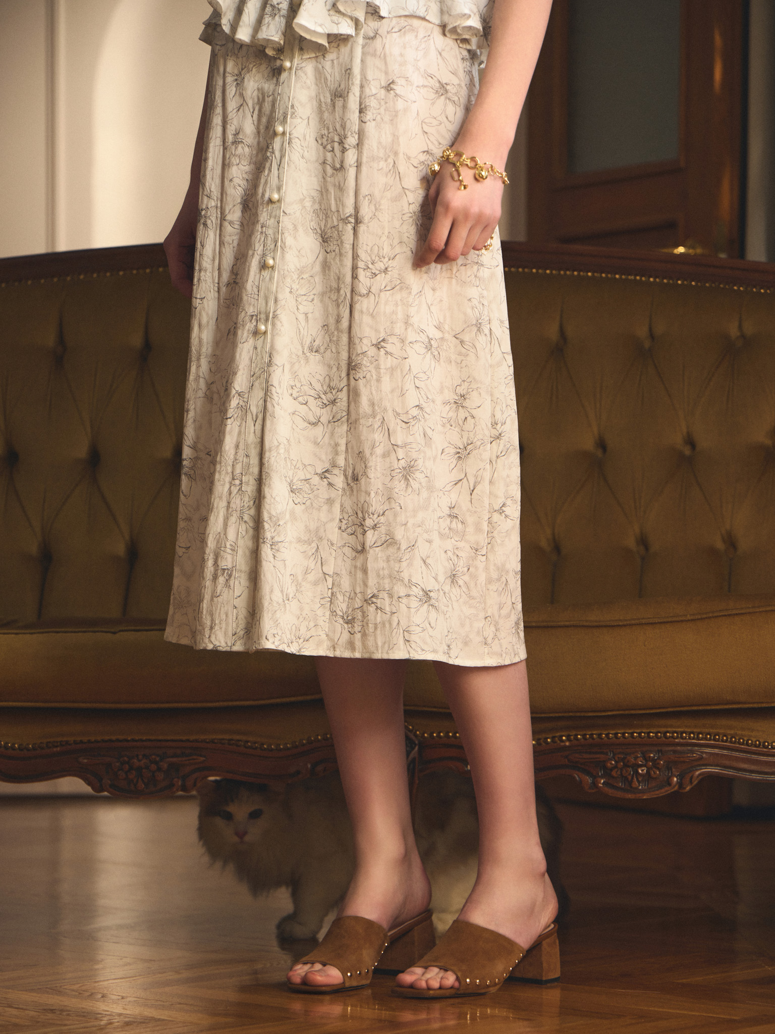 Midi dress with puff sleeves and pearlescent buttons