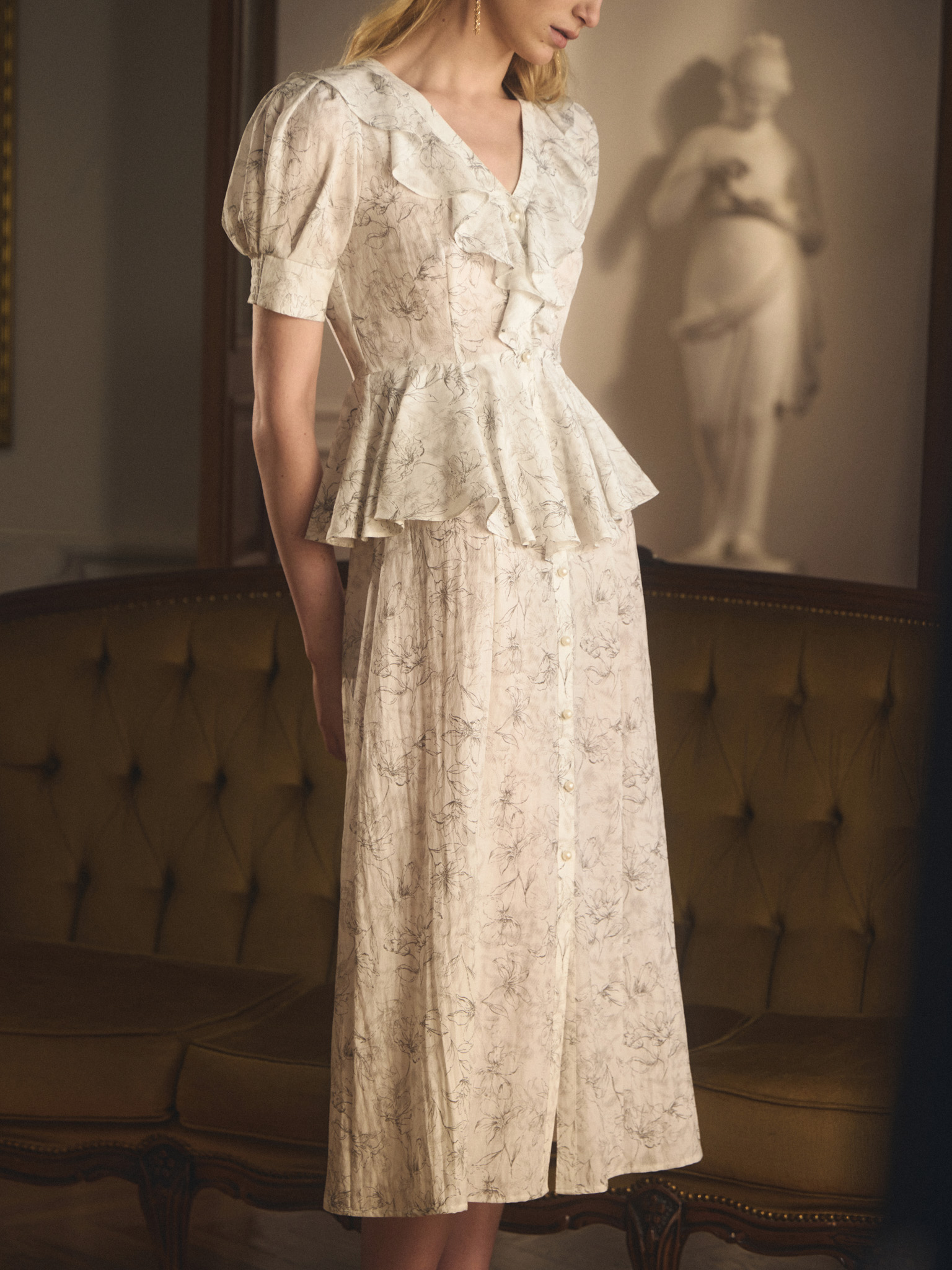 Midi dress with puff sleeves and pearlescent buttons