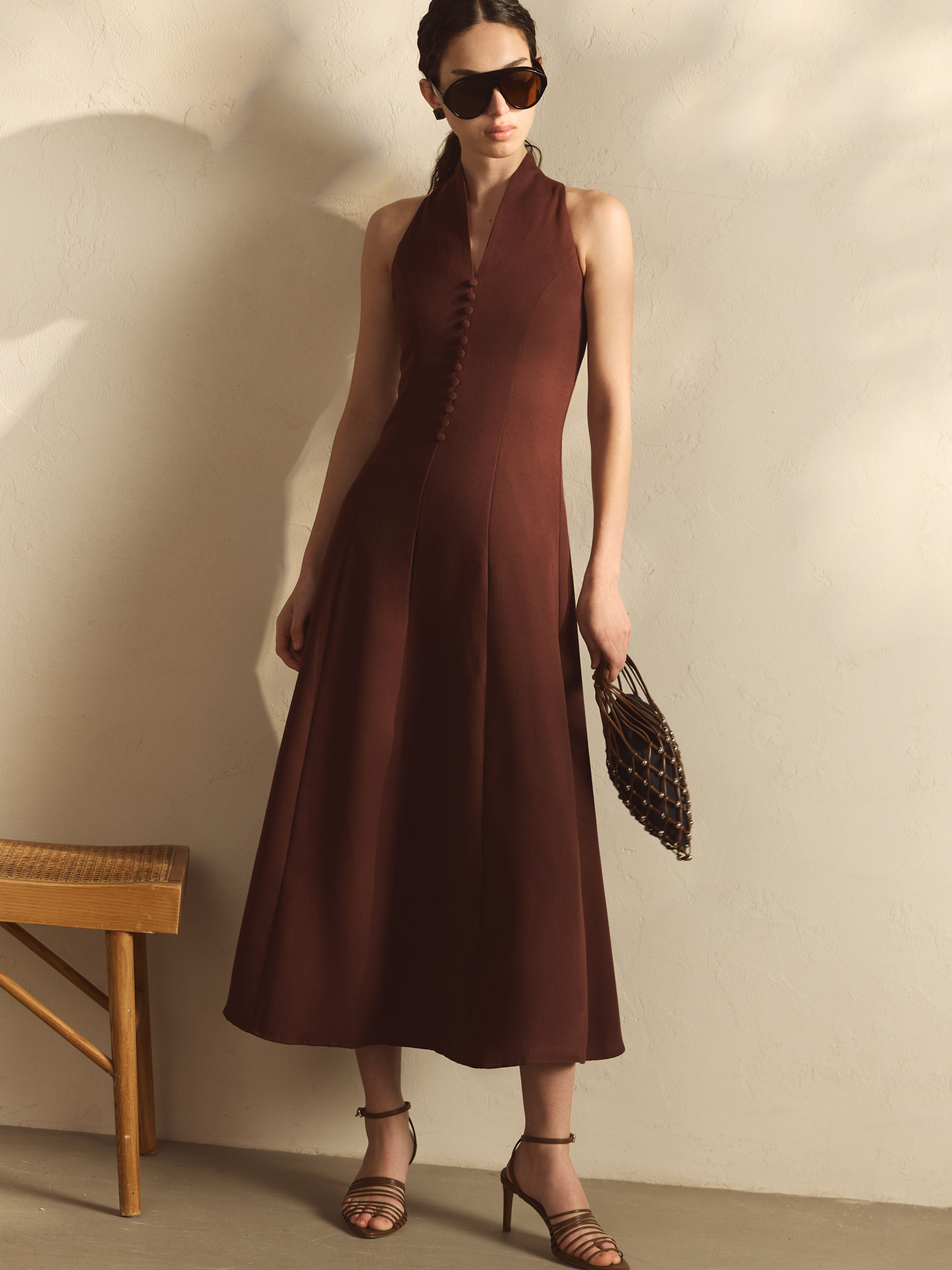 Fitted midi dress with open shoulders and decorative buttons