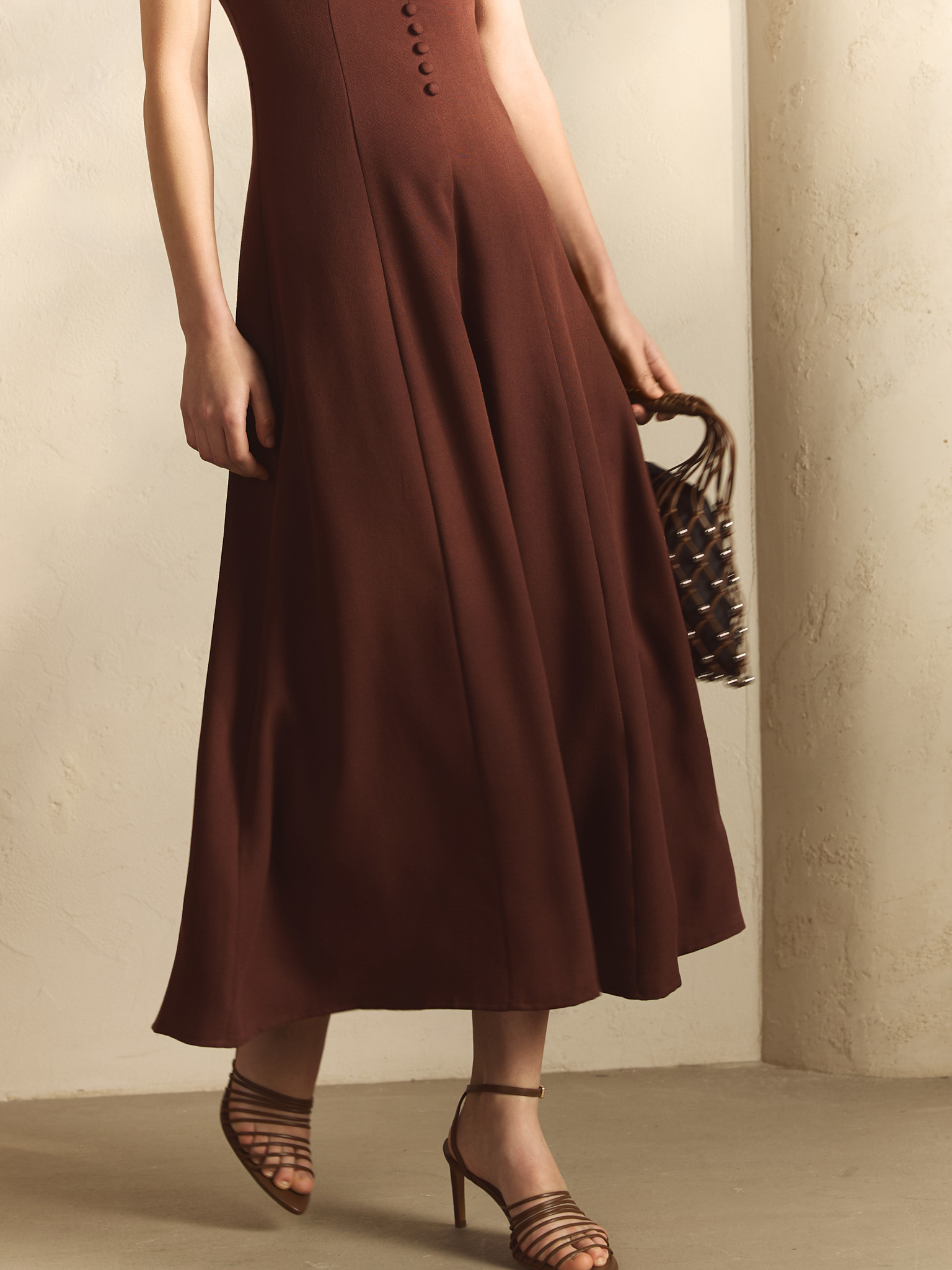 Fitted midi dress with open shoulders and decorative buttons