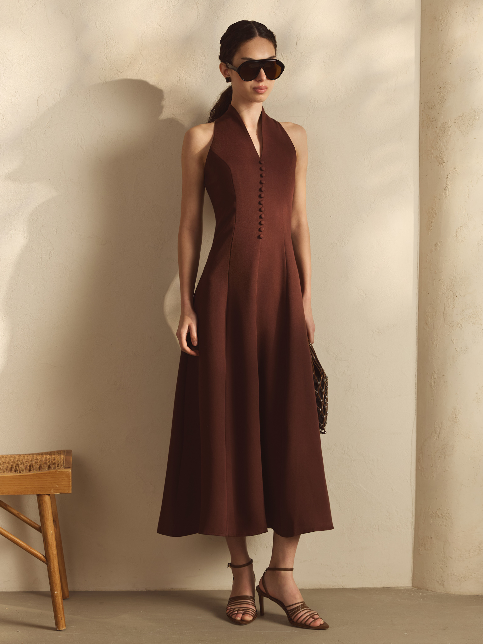 Fitted midi dress with open shoulders and decorative buttons