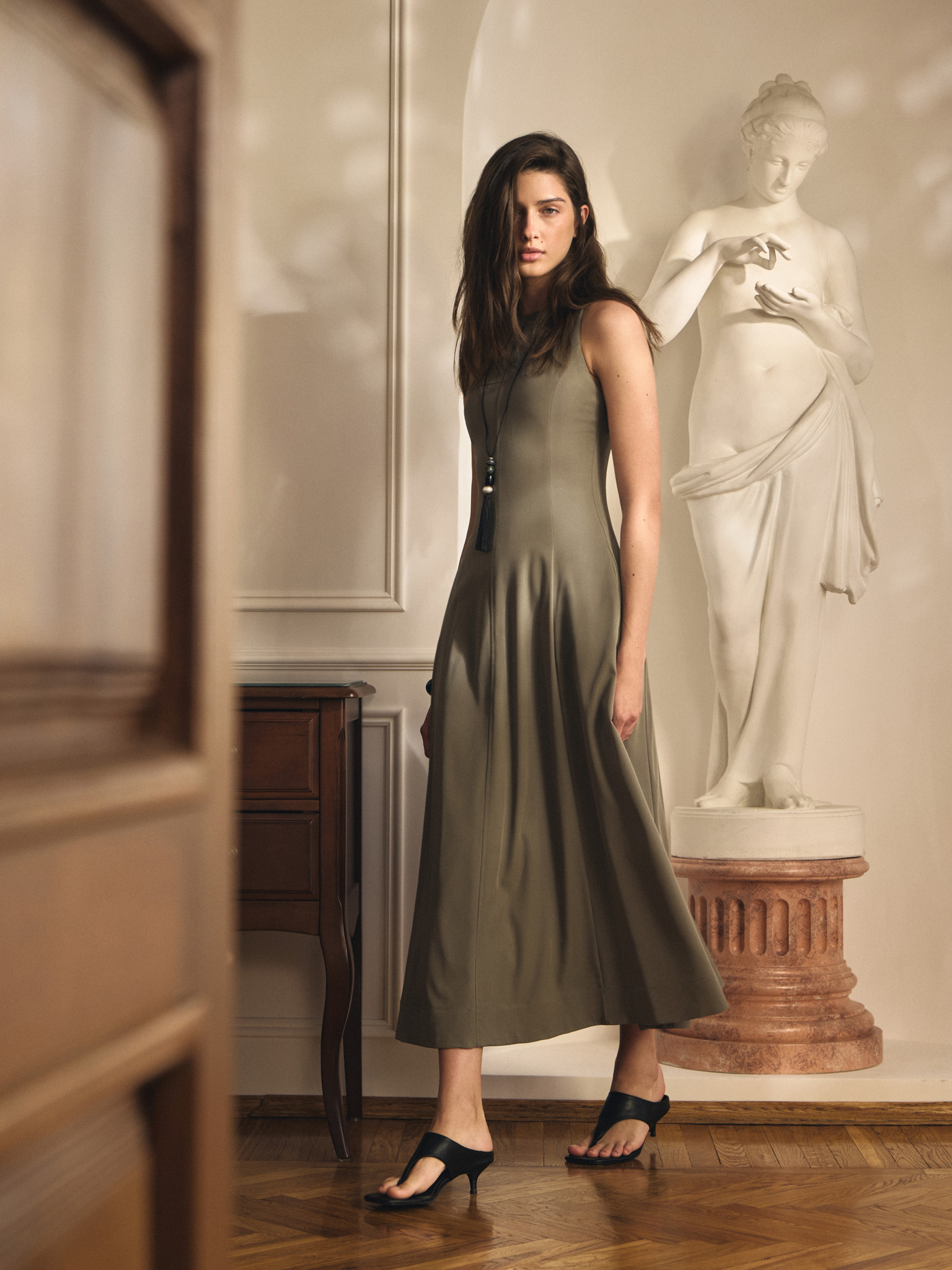 Fitted midi dress with vertical darts on the bodice
