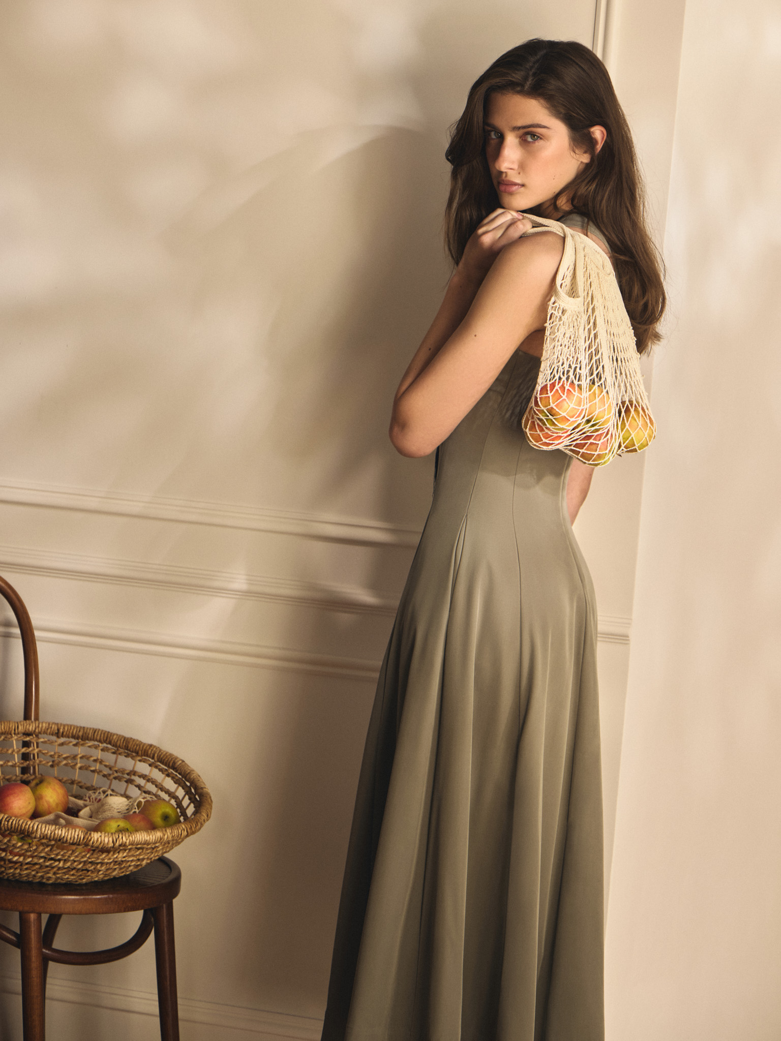 Fitted midi dress with vertical darts on the bodice