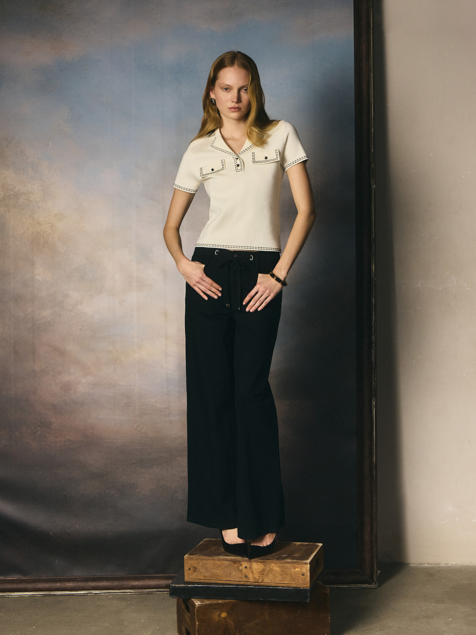 Viscose polo shirt with a turn-down collar and contrasting stitching