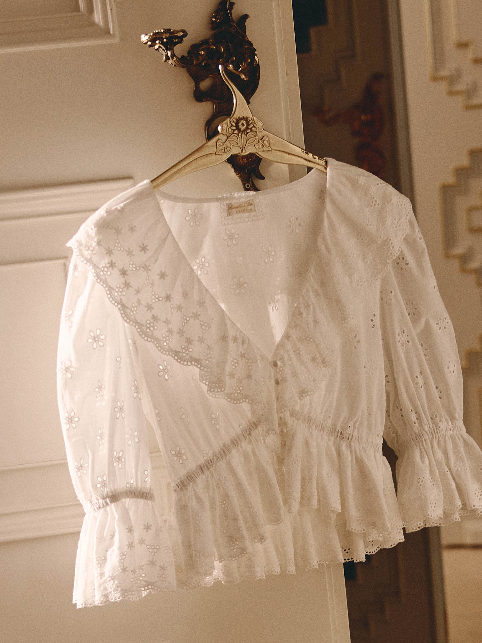 Cotton blouse with ruffles and a floral pattern