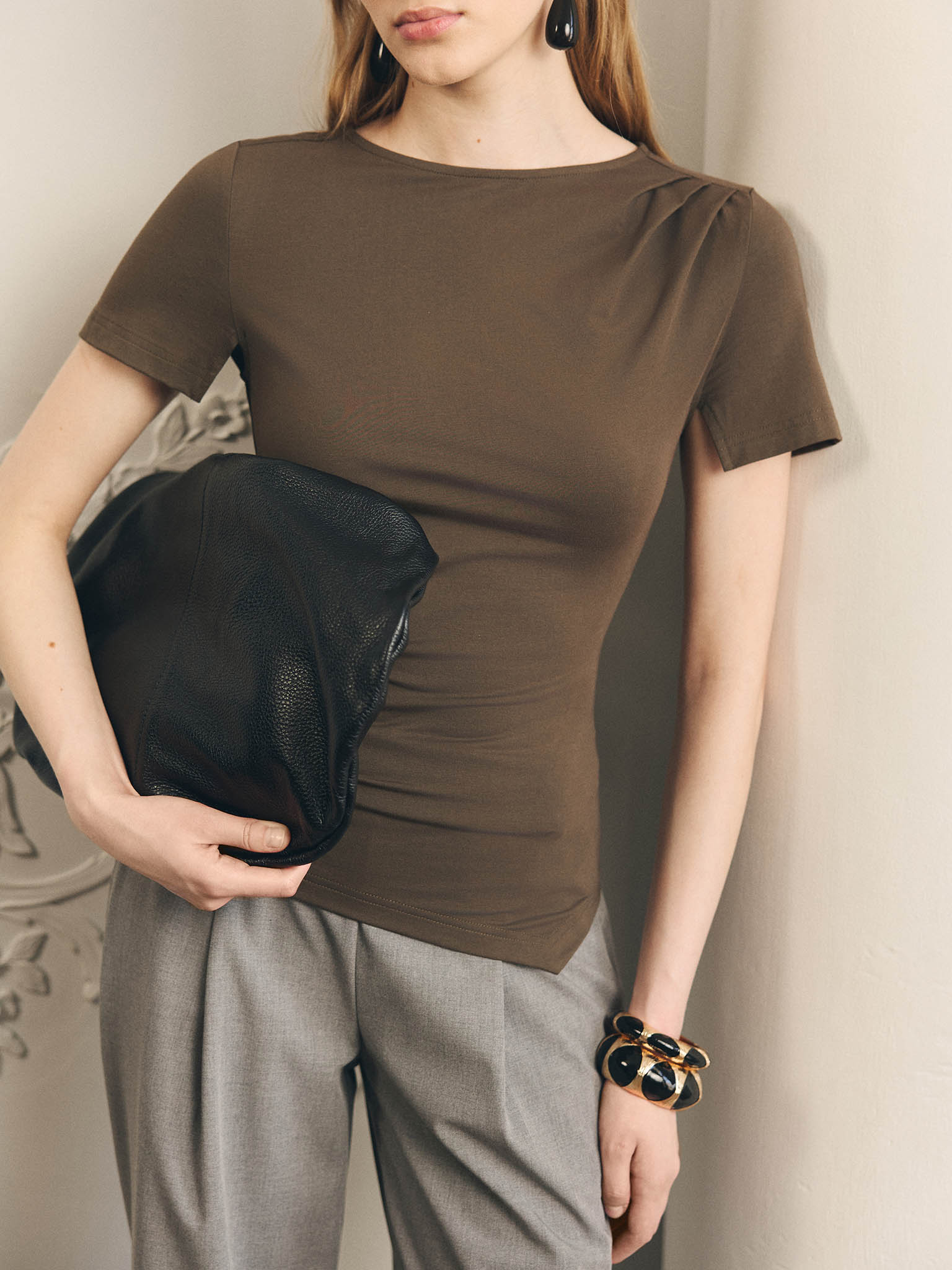 Short-sleeved T-shirt with an asymmetrical hem :: LICHI - Online