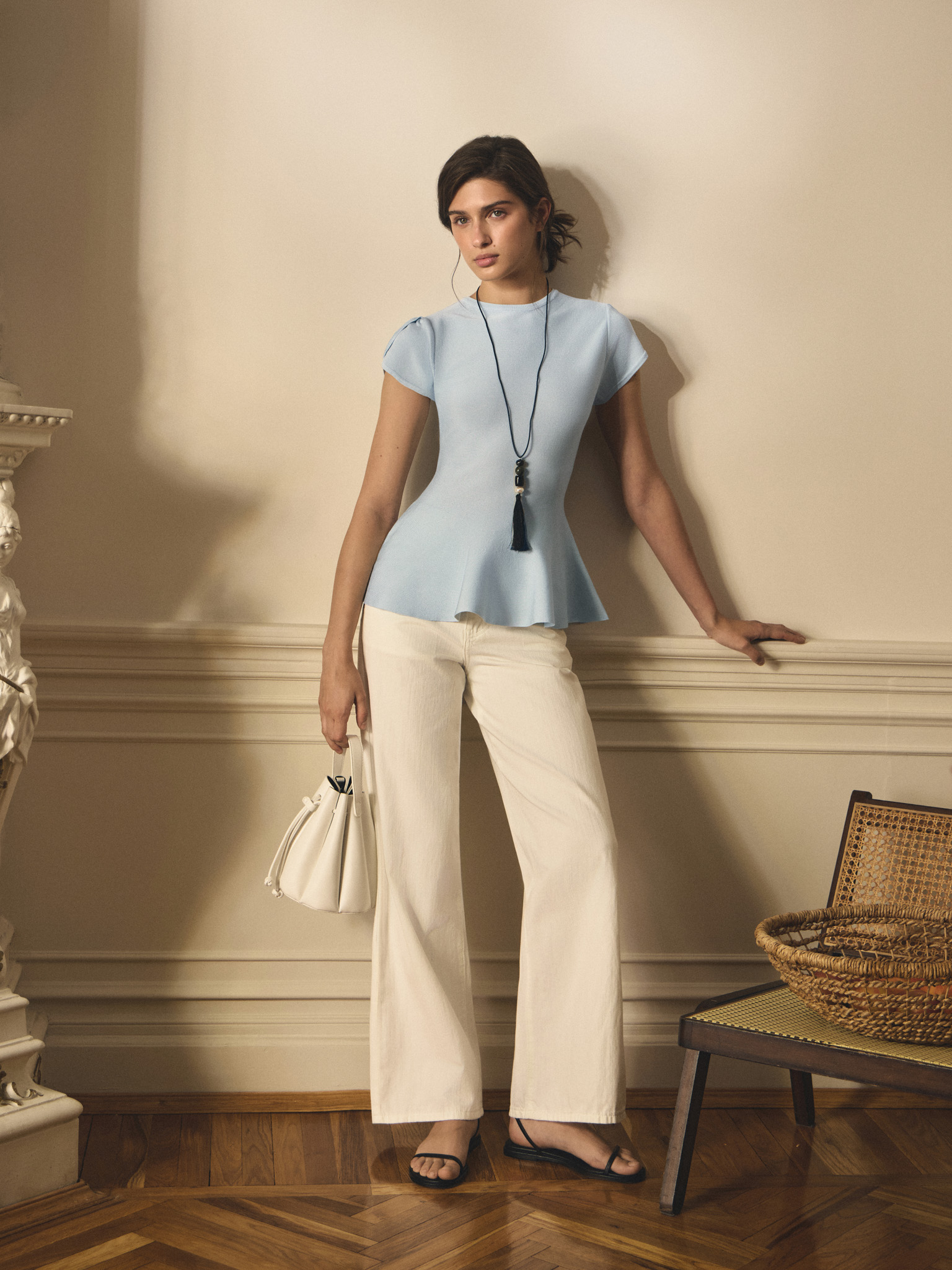 Loose-fitting trousers with waist ties