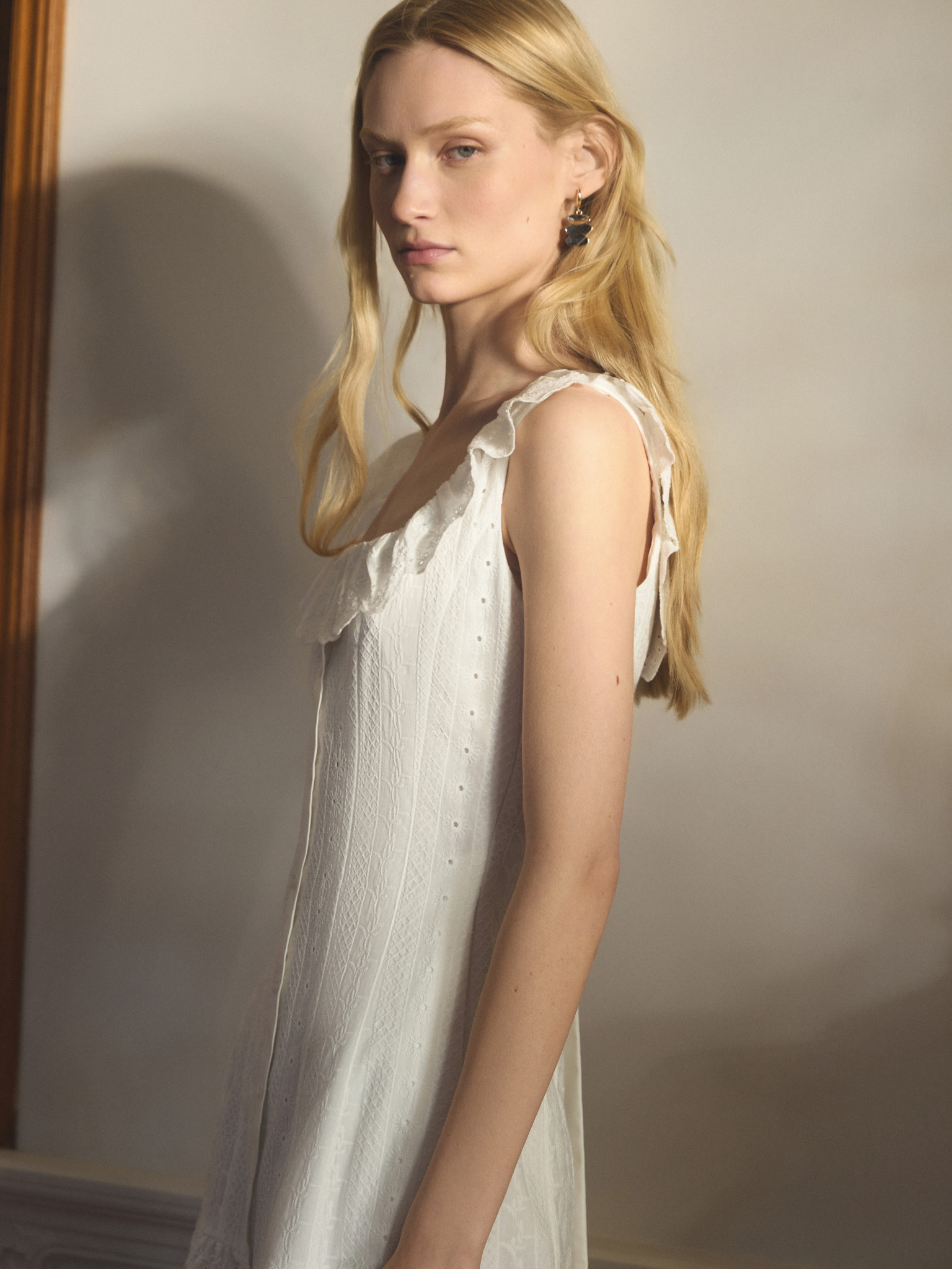Mini dress in textured fabric with ruffles on the collar and skirt
