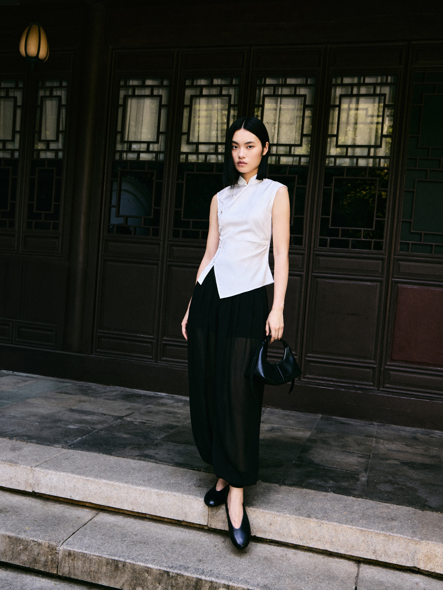 Fitted blouse with floral pattern and asymmetrical fastening