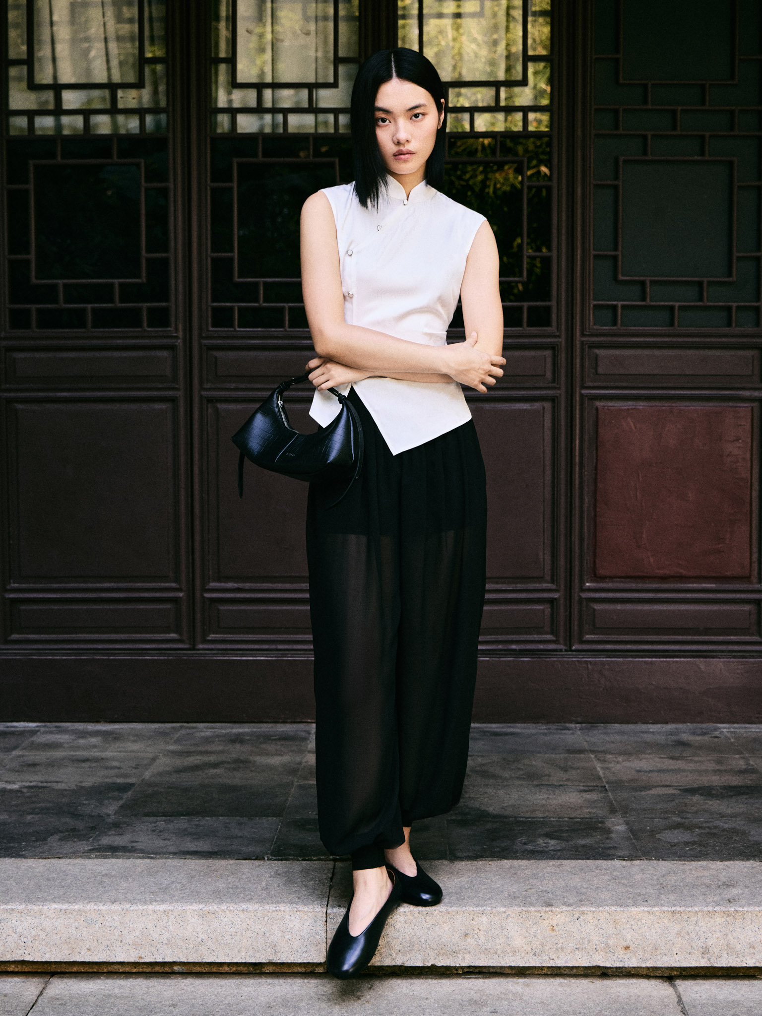 Fitted blouse with floral pattern and asymmetrical fastening