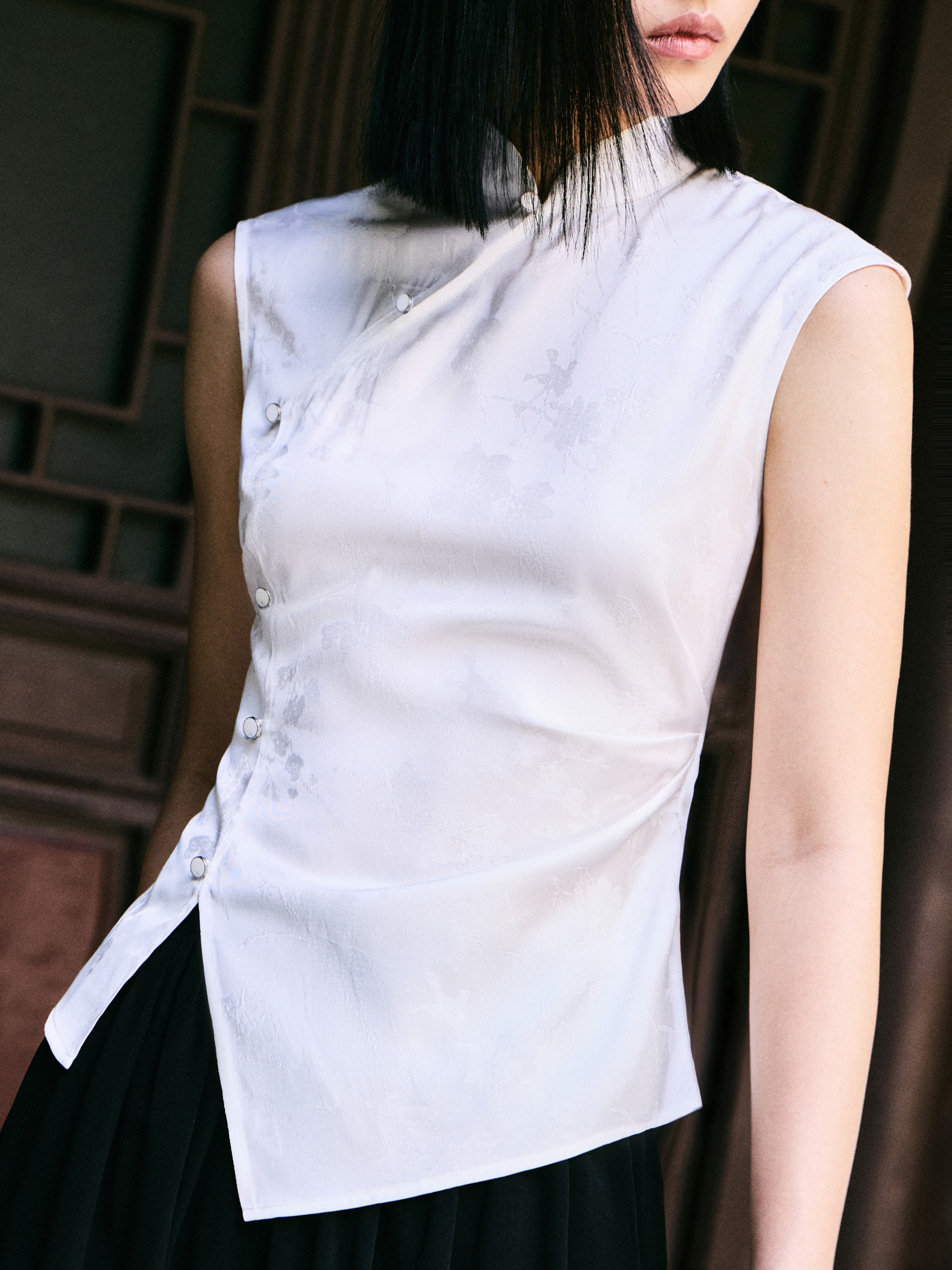 Fitted blouse with floral pattern and asymmetrical fastening