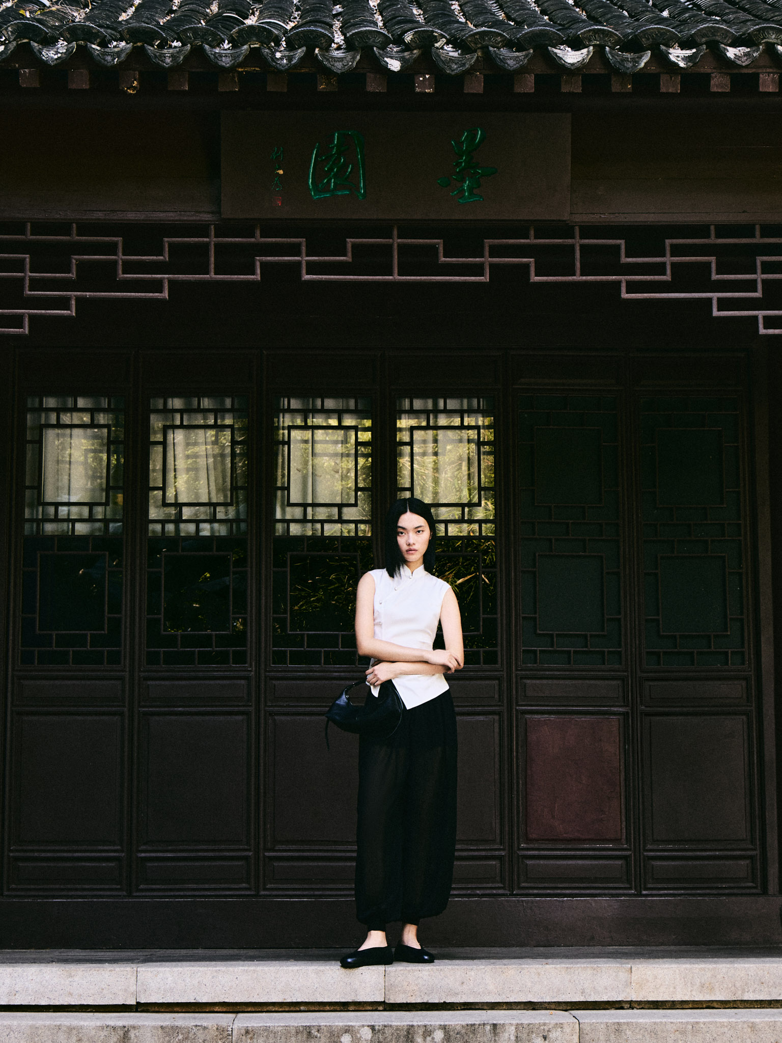 Fitted blouse with floral pattern and asymmetrical fastening