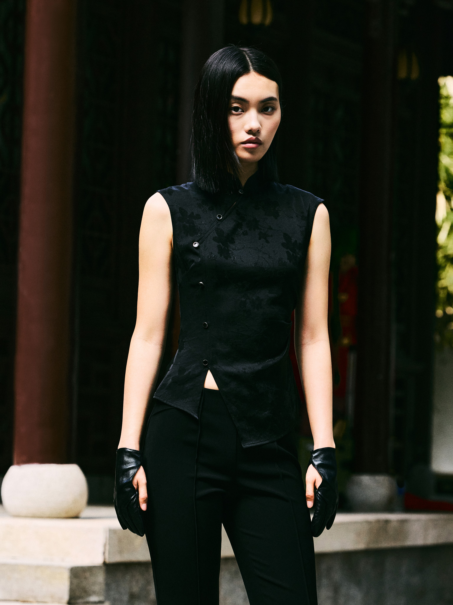Fitted blouse with floral pattern and asymmetrical fastening