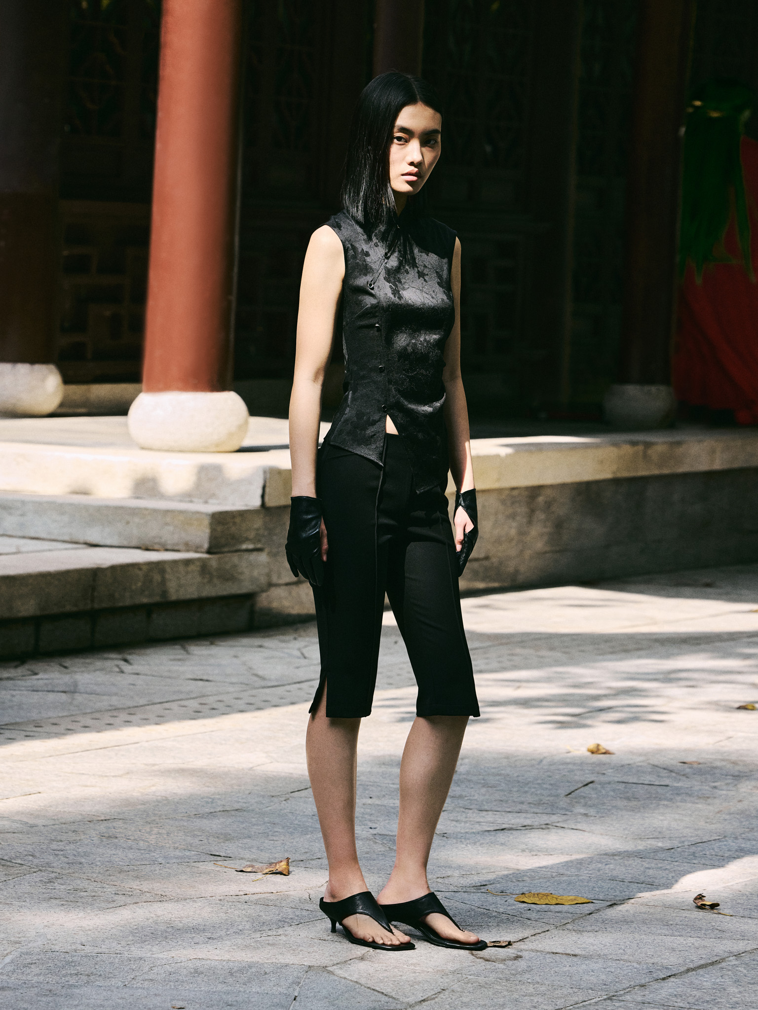 Fitted blouse with floral pattern and asymmetrical fastening