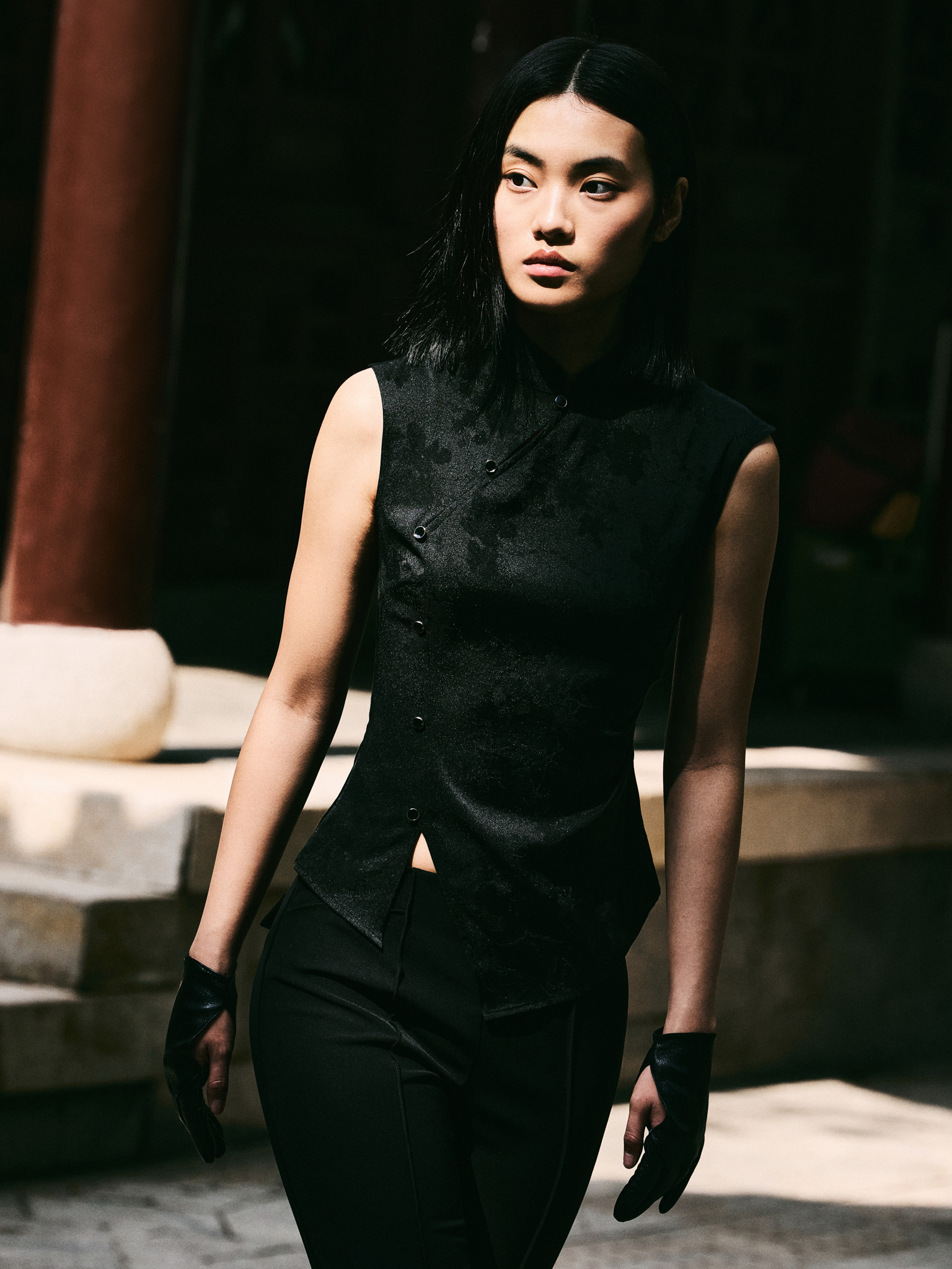 Fitted blouse with floral pattern and asymmetrical fastening