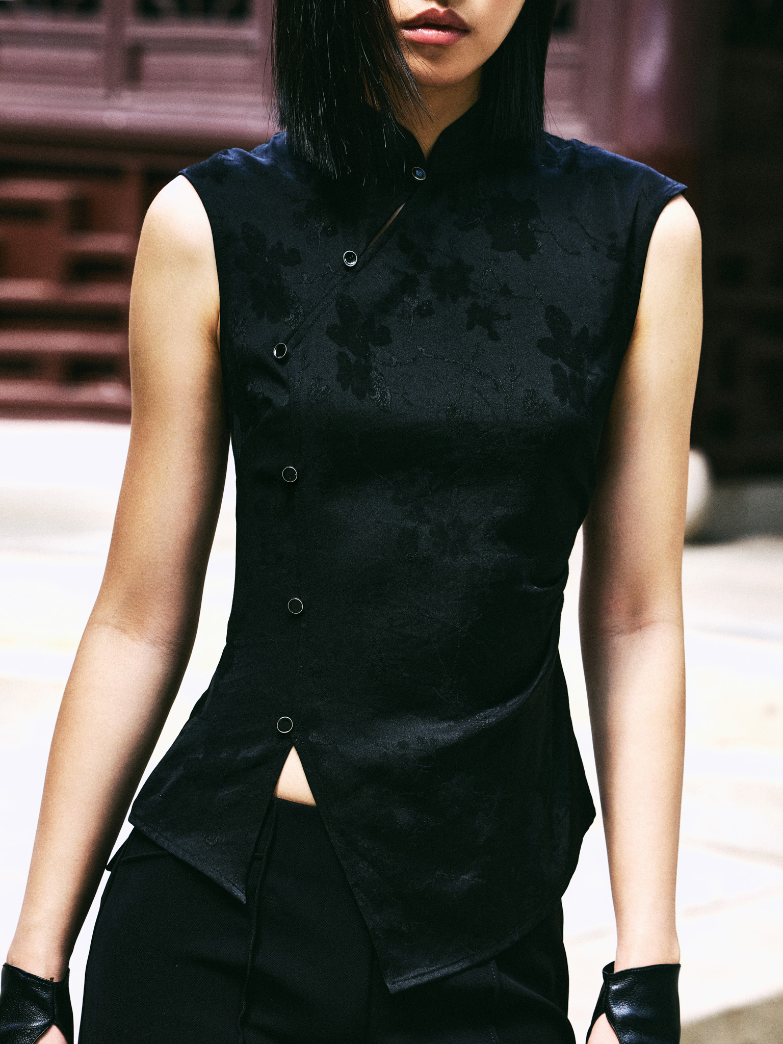 Fitted blouse with floral pattern and asymmetrical fastening