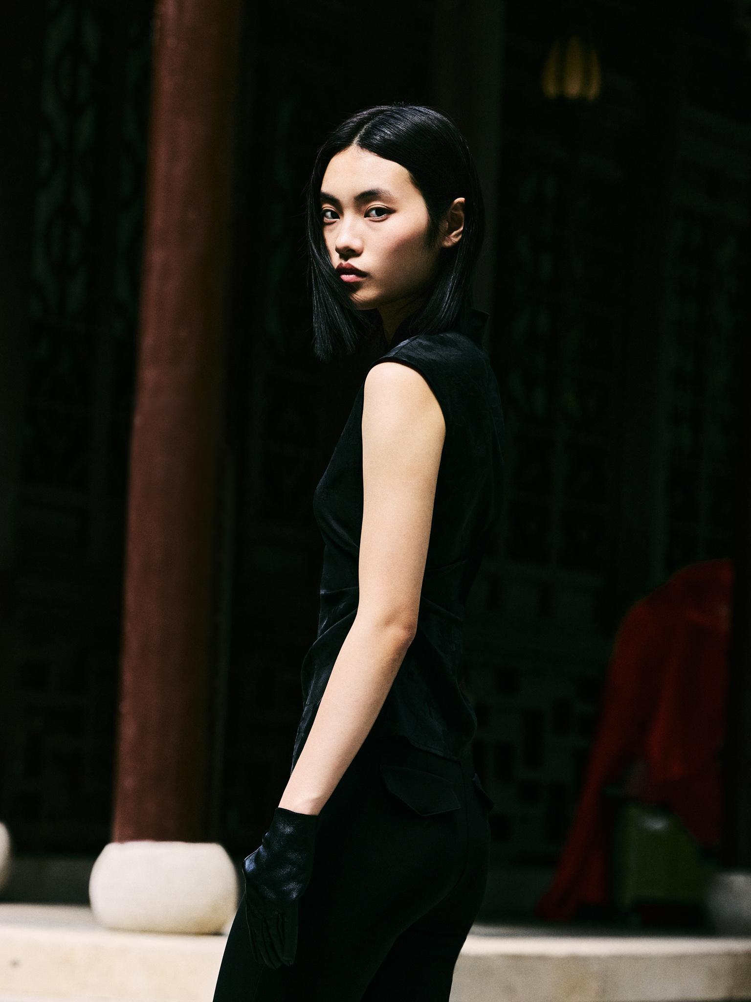 Fitted blouse with floral pattern and asymmetrical fastening