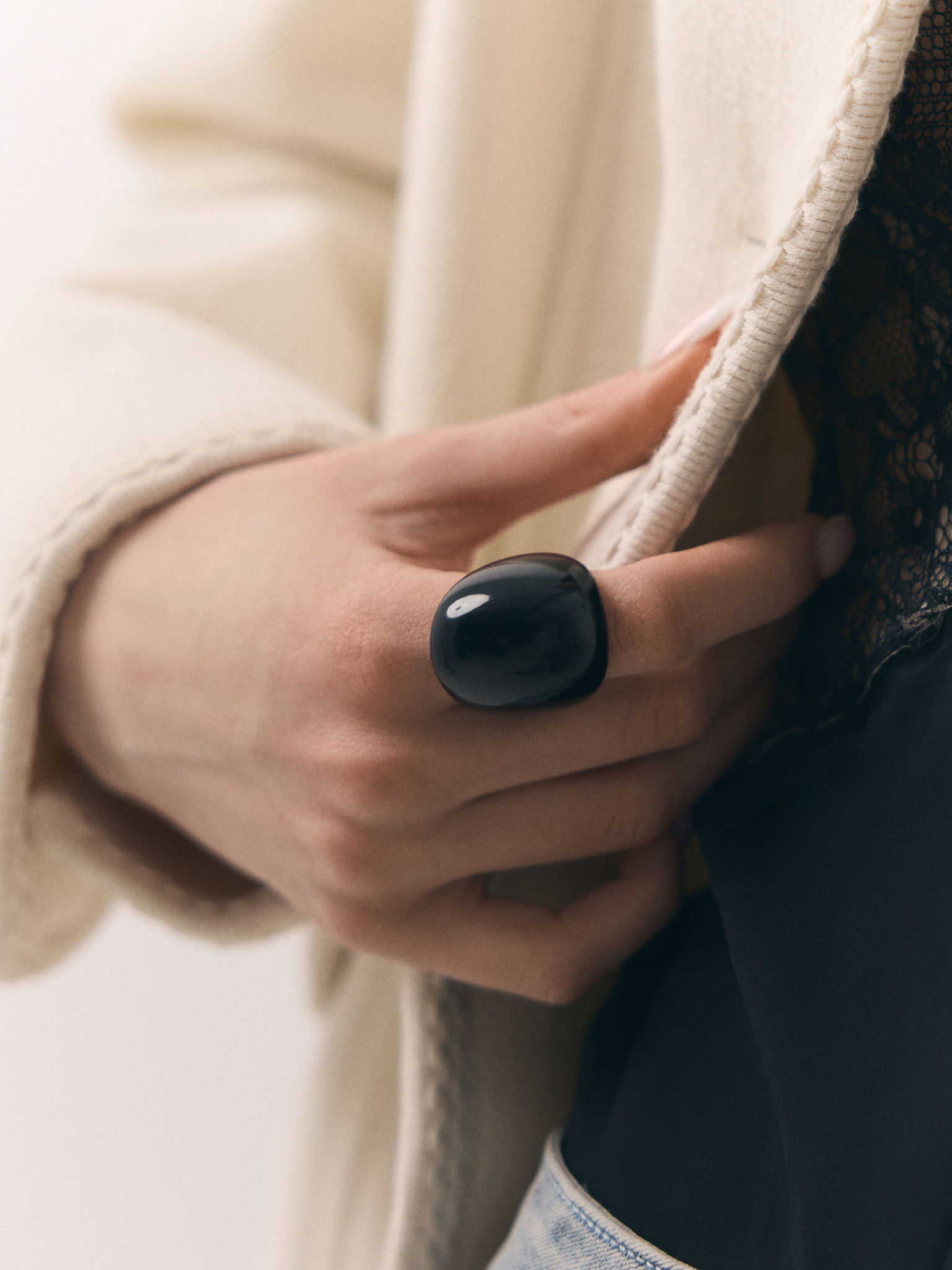 Voluminous plastic ring