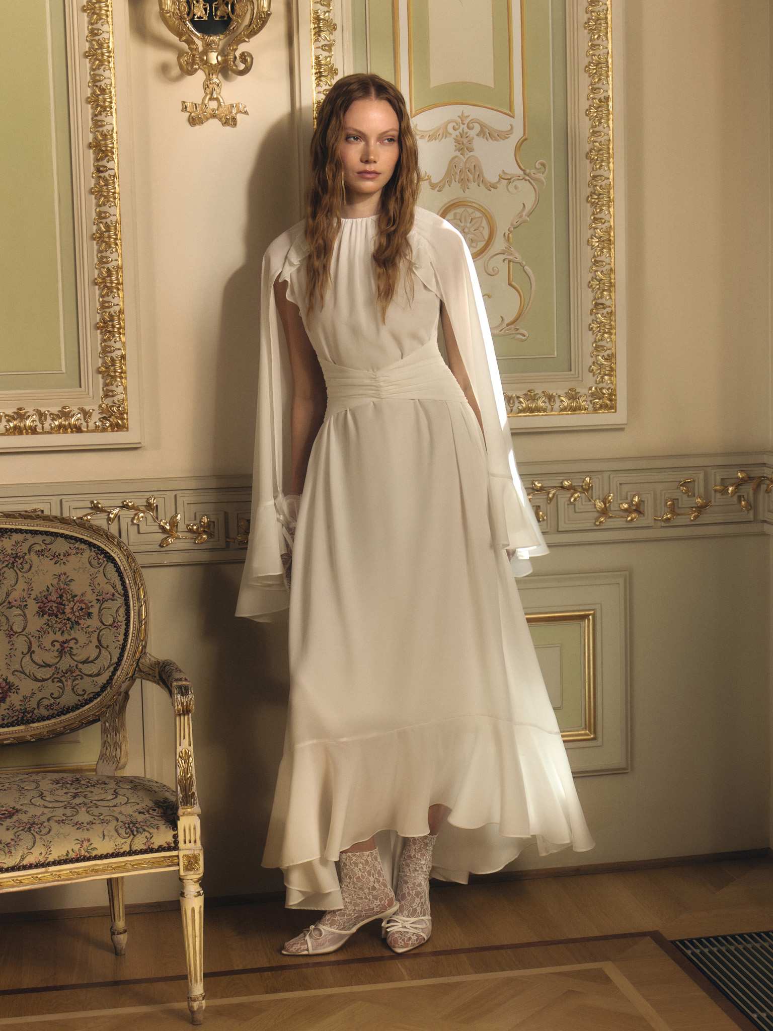 Maxi dress with voluminous sleeves and draping at the waist