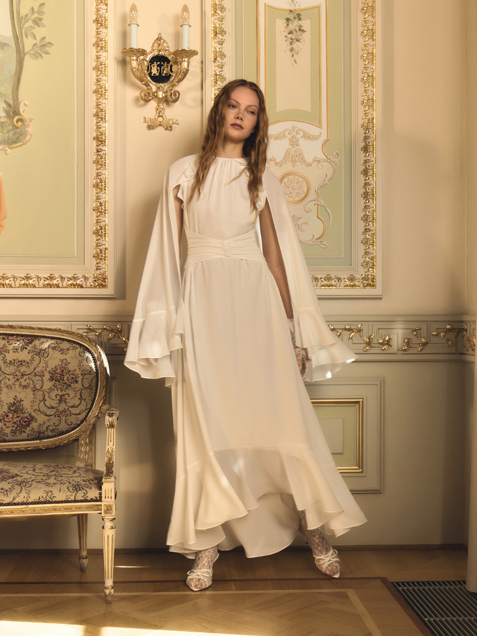 Maxi dress with voluminous sleeves and draping at the waist