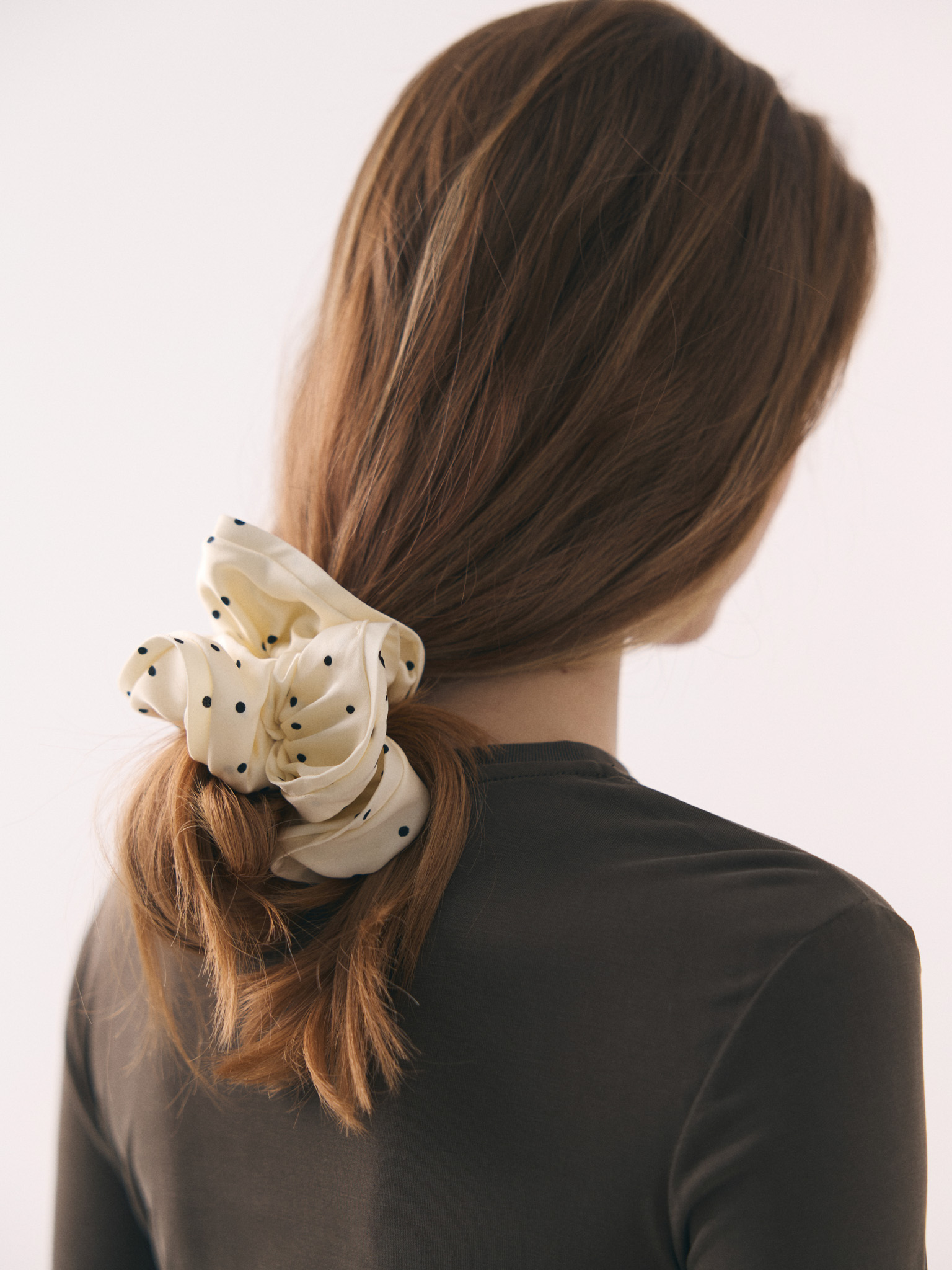 Резинка для волос из атласа в горошек