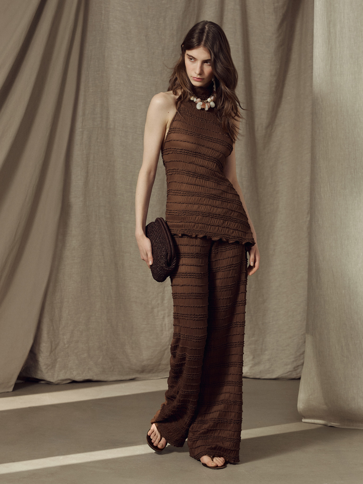 Loose-fitting trousers in crinkled fabric