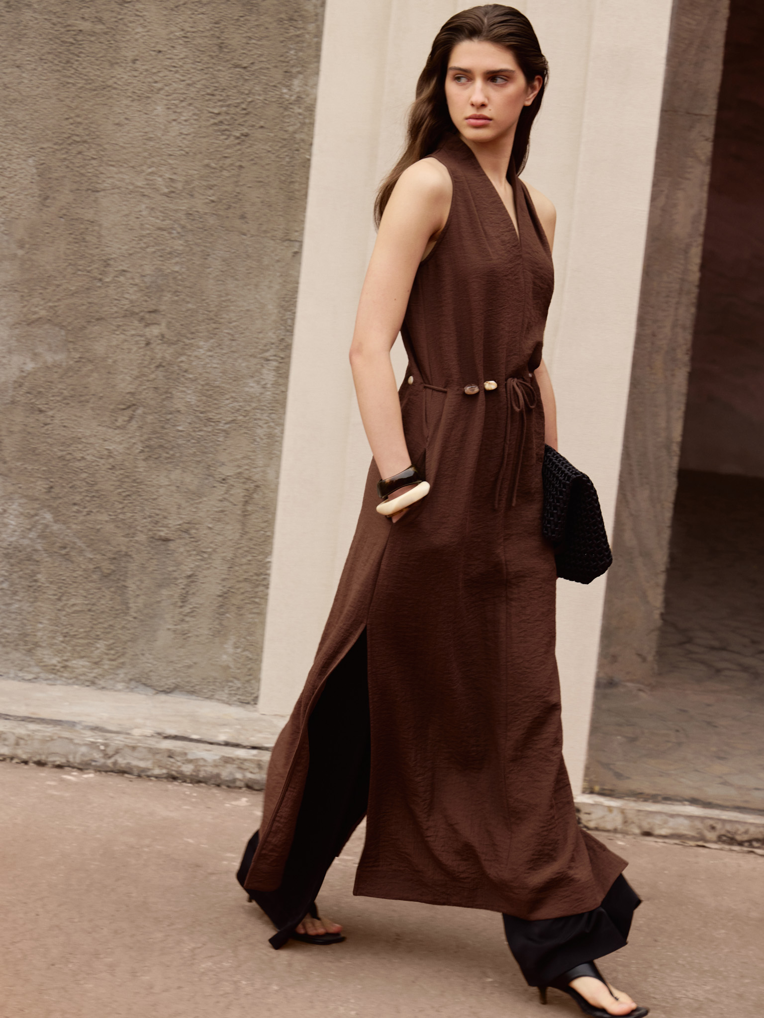 Maxi dress in viscose with open shoulders and matching belt