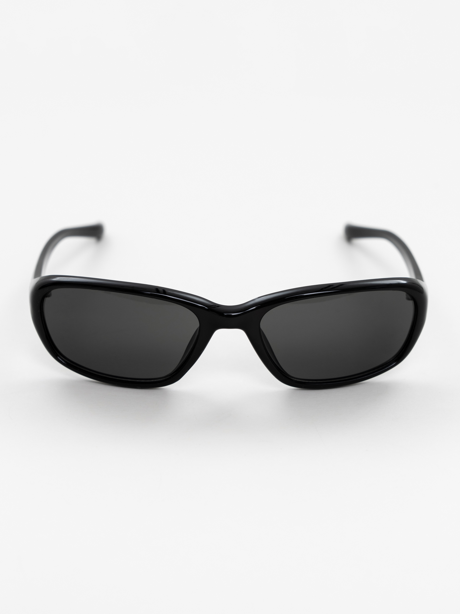 Солнцезащитные очки прямоугольной формы в оправе из пластика