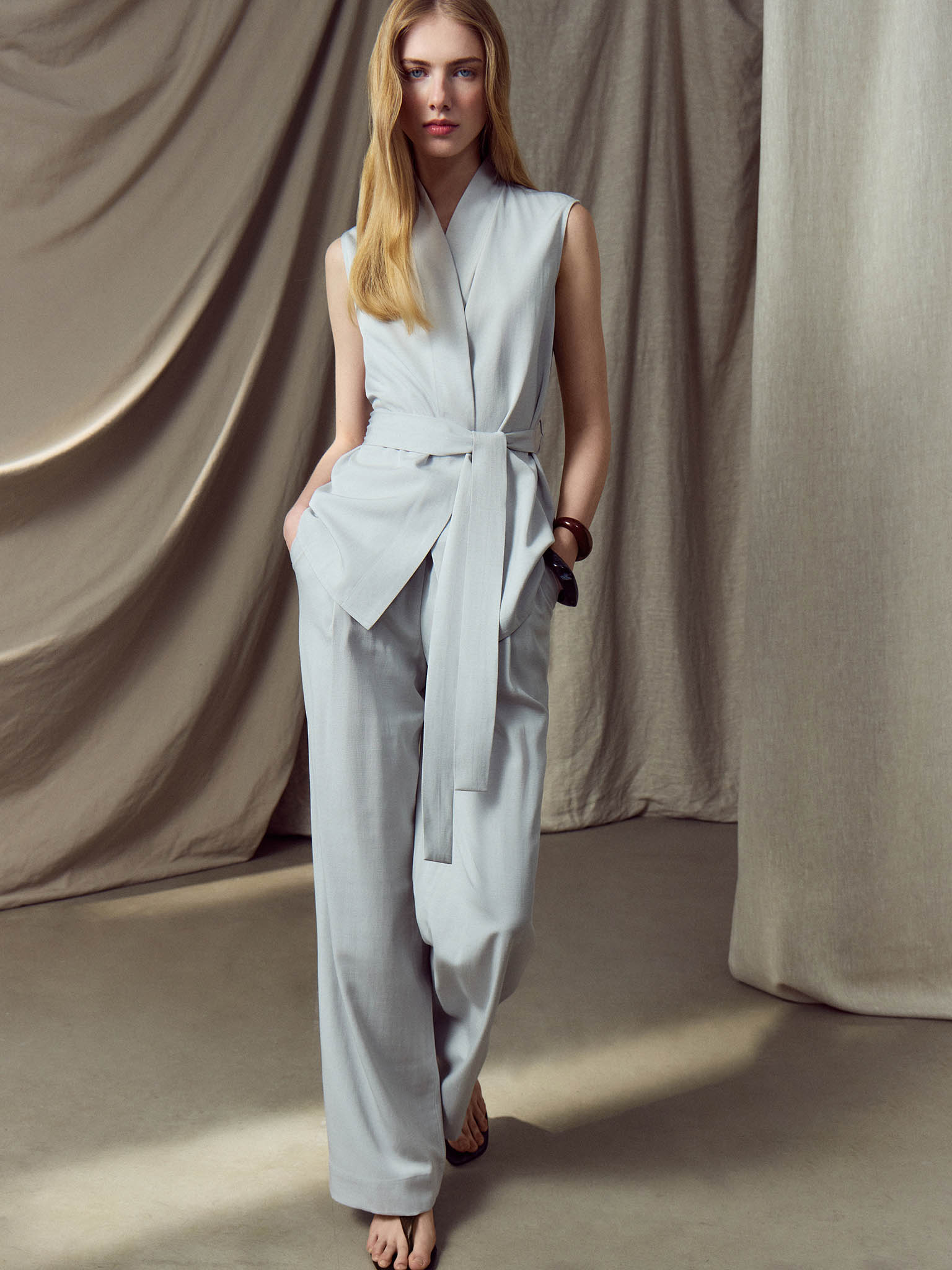 Loose-fitting trousers with a wide elasticated waistband