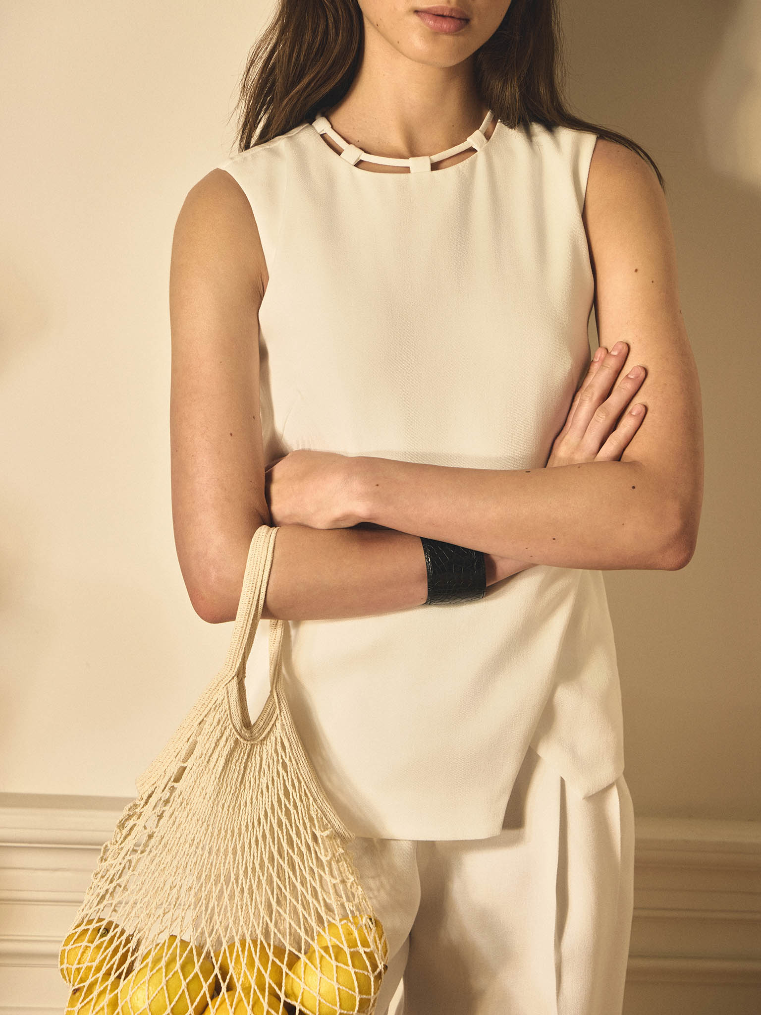 Fitted viscose top with decorative detailing on the collar